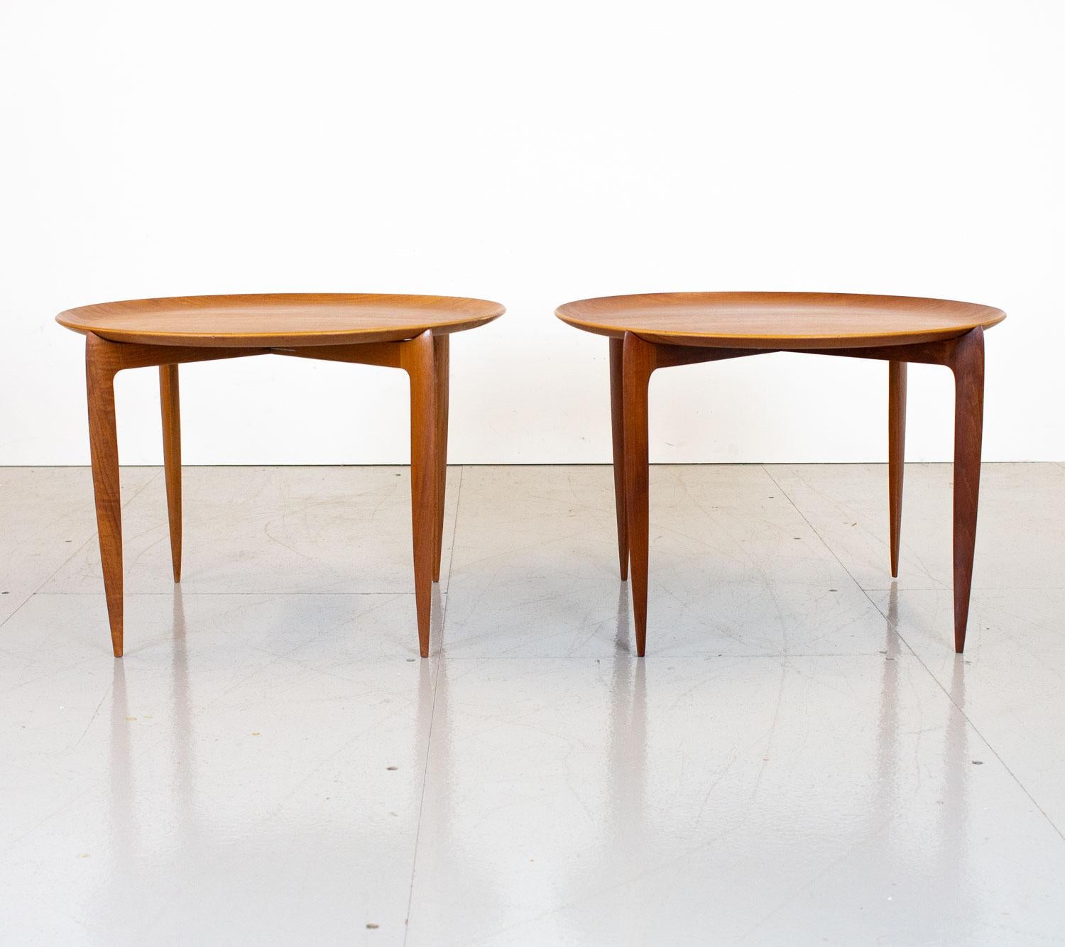 Huilé Paire de tables-plateaux danoises en teck modèle 4508 par Fritz Hansen, années 1950 en vente