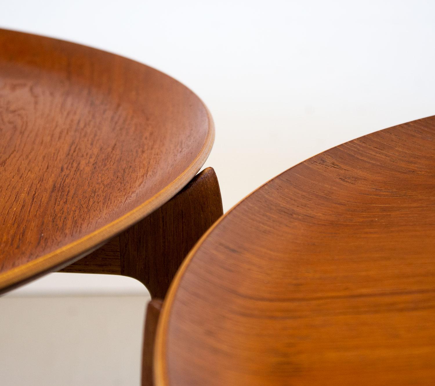 Pair of Danish teak model fh4508 tray tables designed by H. Engholm & Svend Åge Willumsen for Fritz Hansen in the 1950s. This clever and practical design features a tray as the table top made of curved teak veneered ply sitting on a sculpted teak
