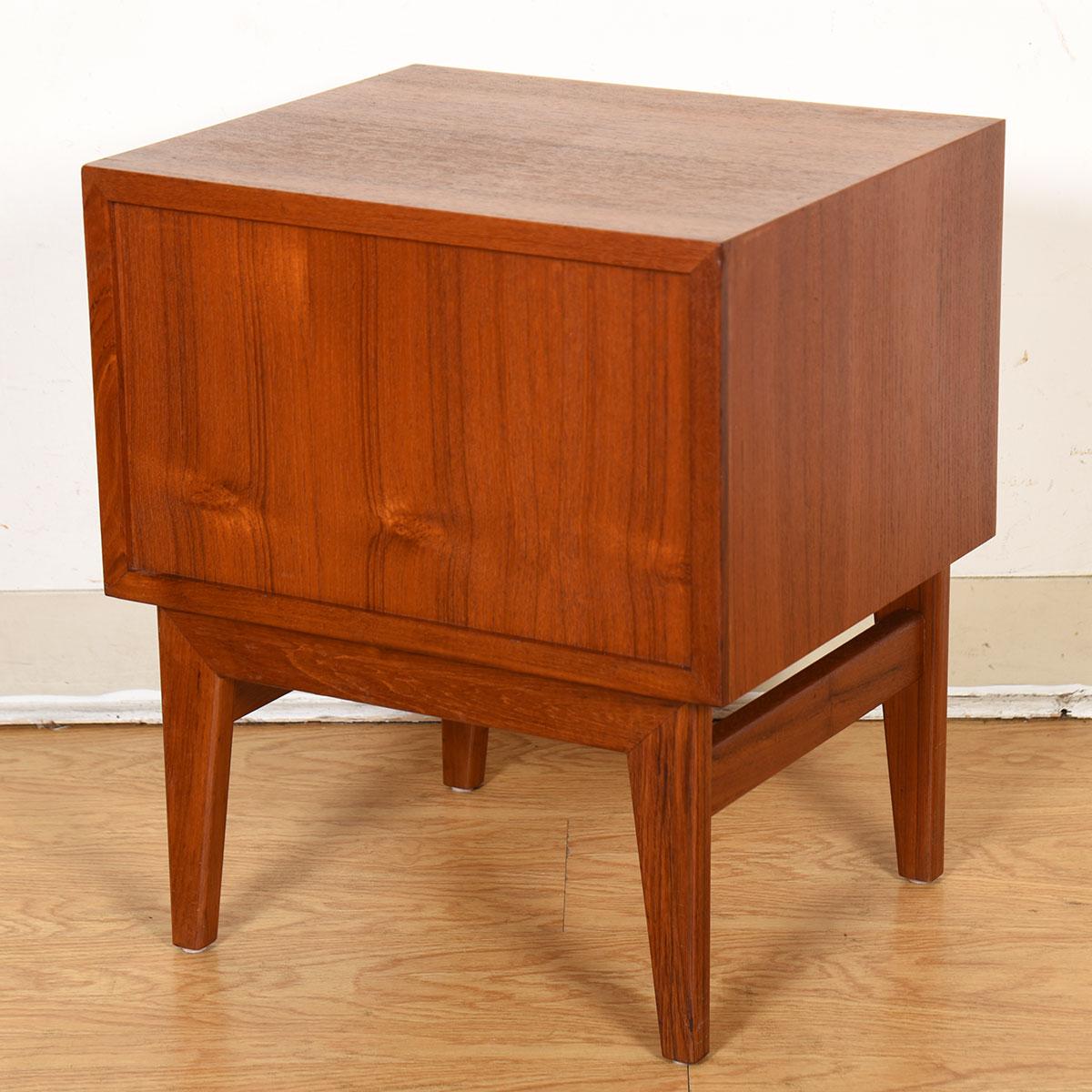 Mid-Century Modern Pair of Danish Teak Nightstands End Tables with Finished Backsides For Sale
