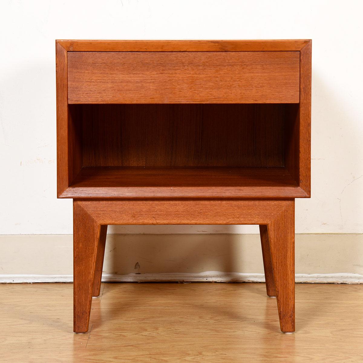 20th Century Pair of Danish Teak Nightstands End Tables with Finished Backsides For Sale