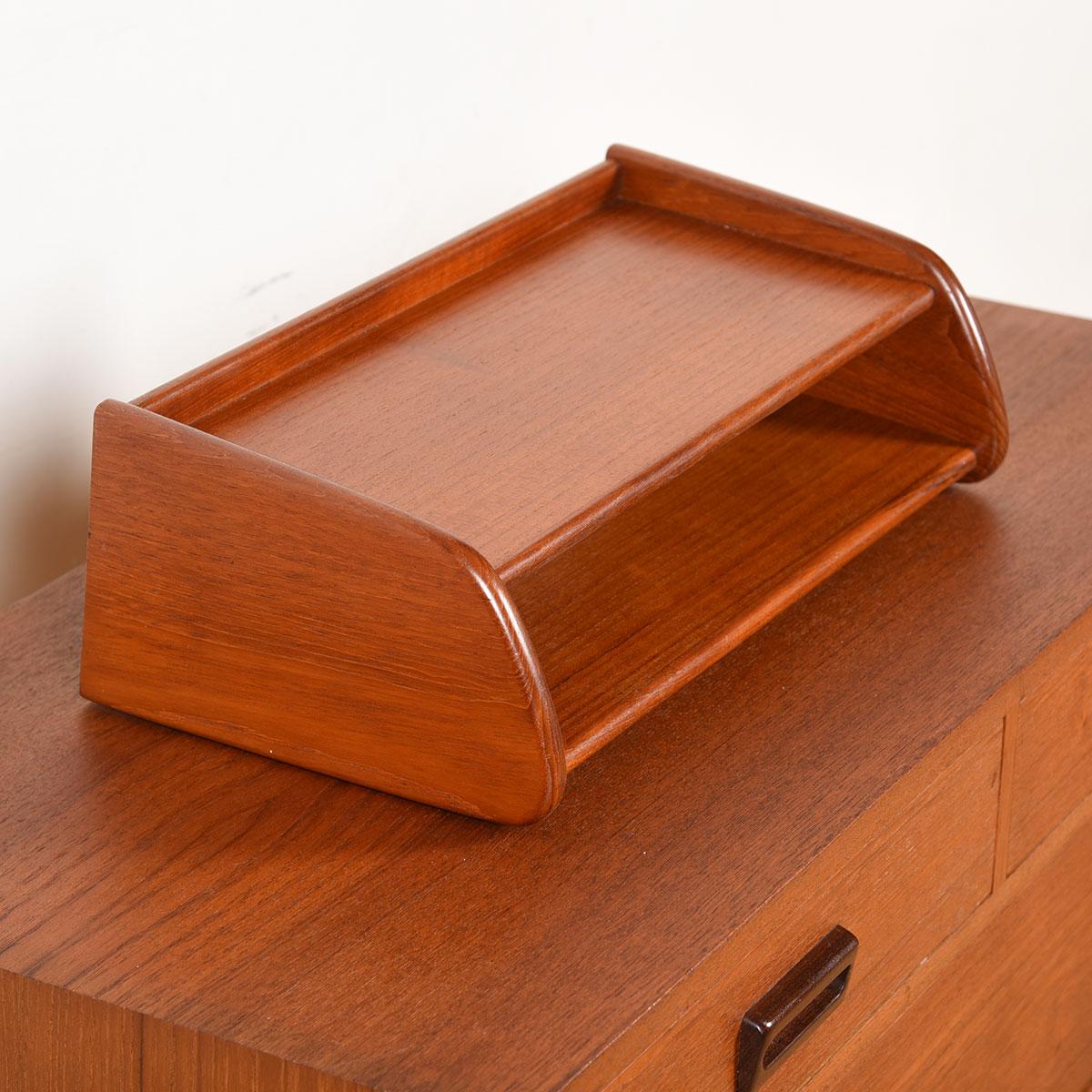 Ein Paar dänische Teakholz-Nachttische mit abgerundeter Kante /Minimalistische Nachttische im Angebot 1