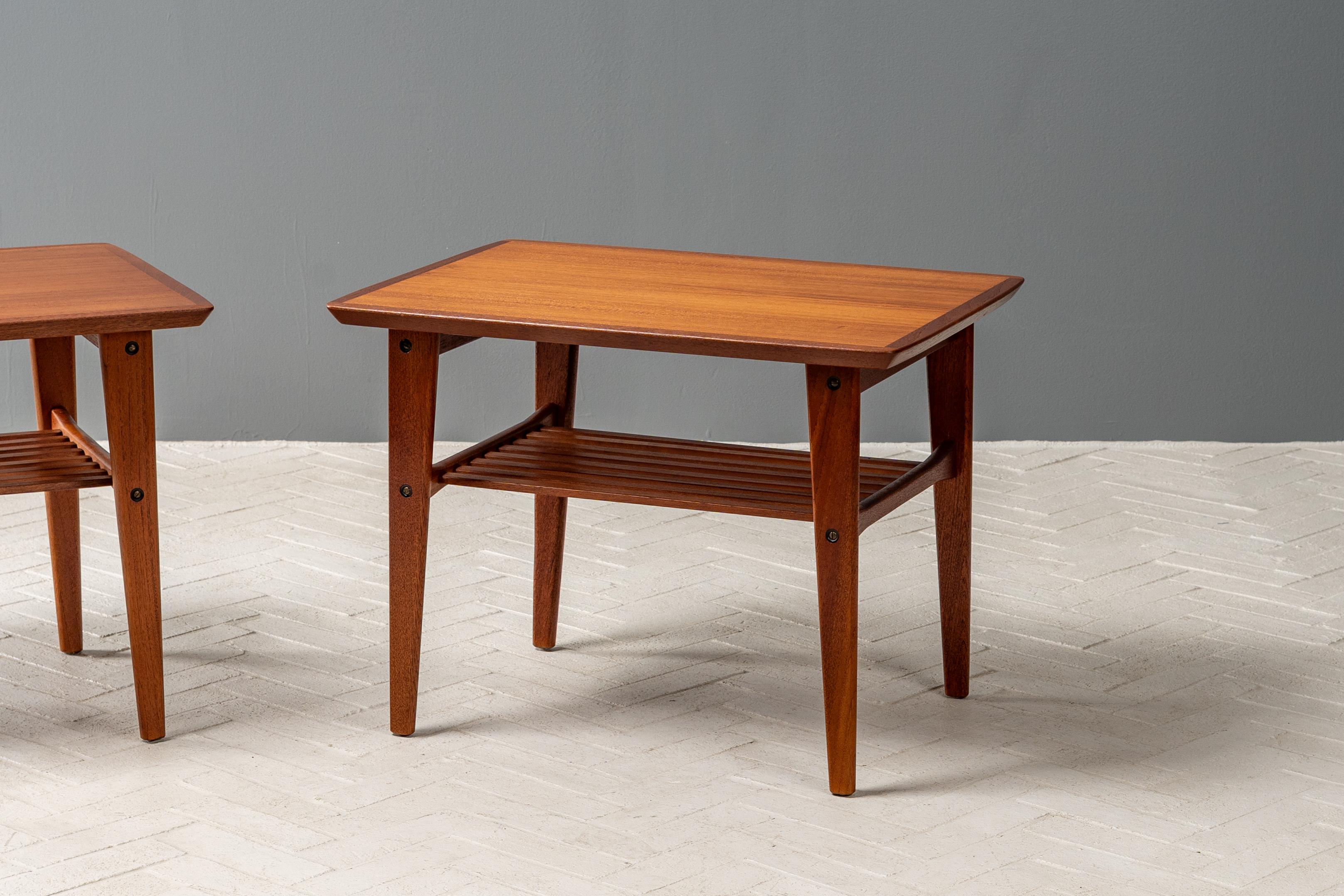 Mid-Century moderno Coppia di tavolini danesi in teak in vendita