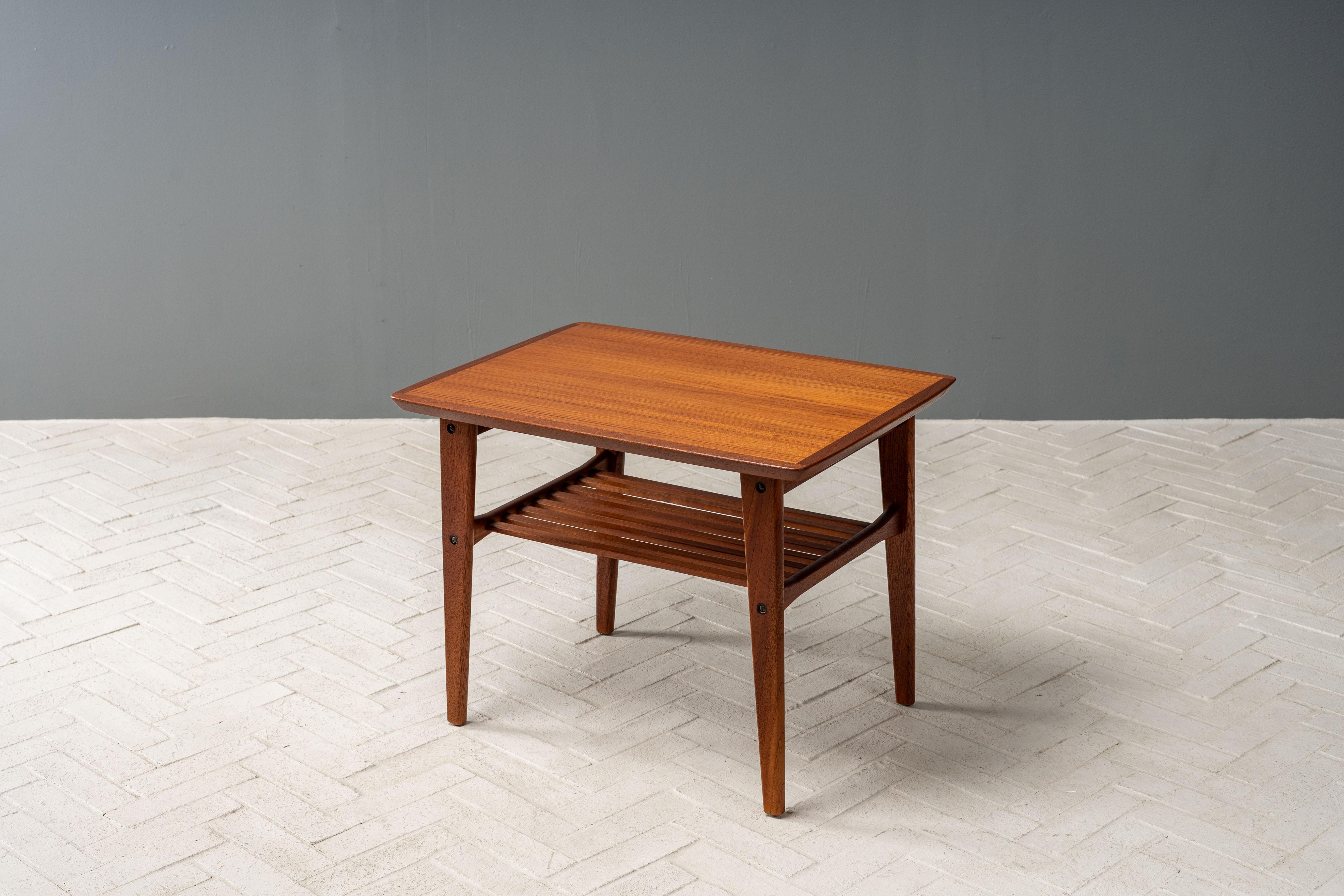 Danese Coppia di tavolini danesi in teak in vendita