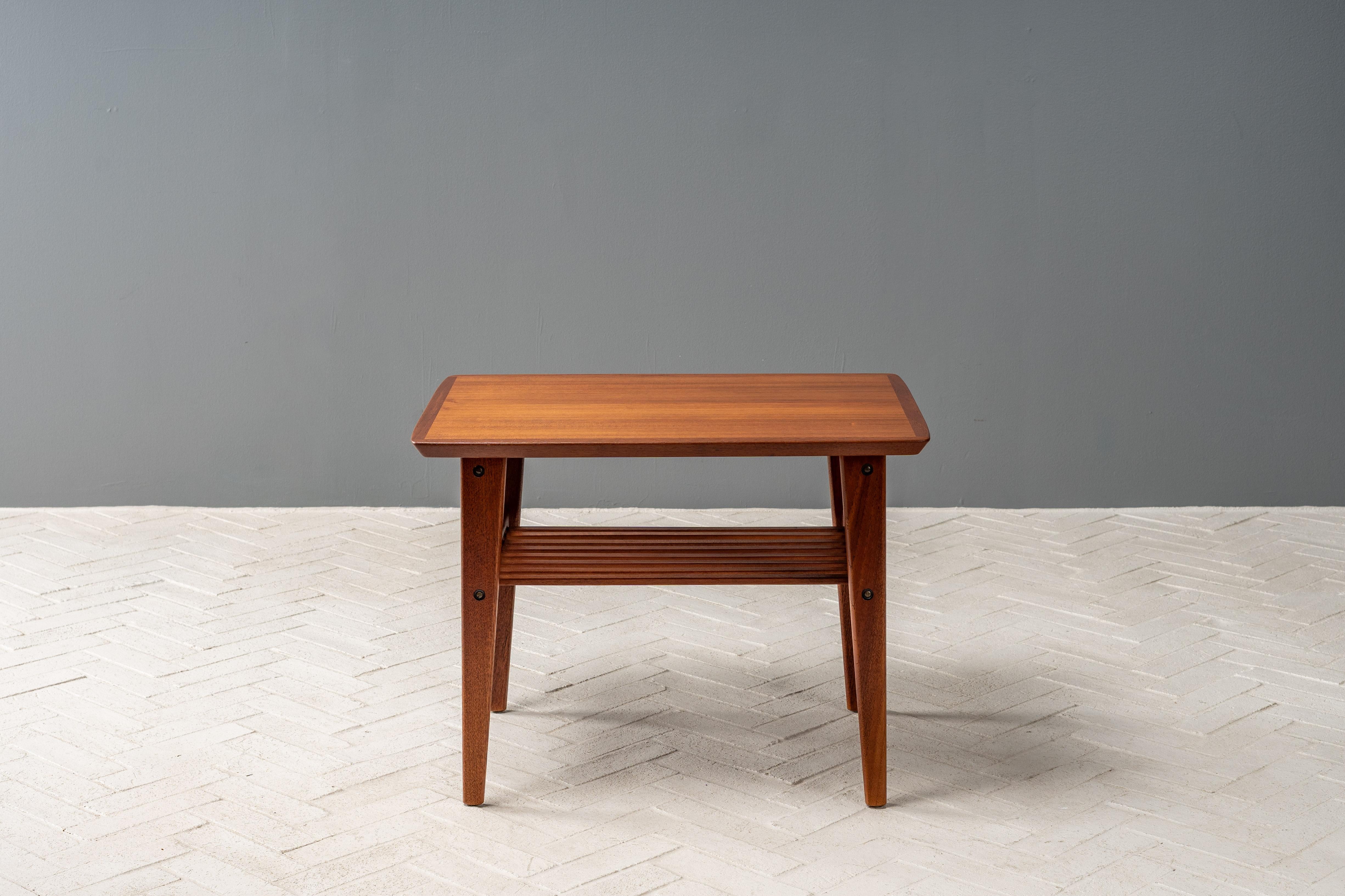 Coppia di tavolini danesi in teak In condizioni buone in vendita a Cambridge, US