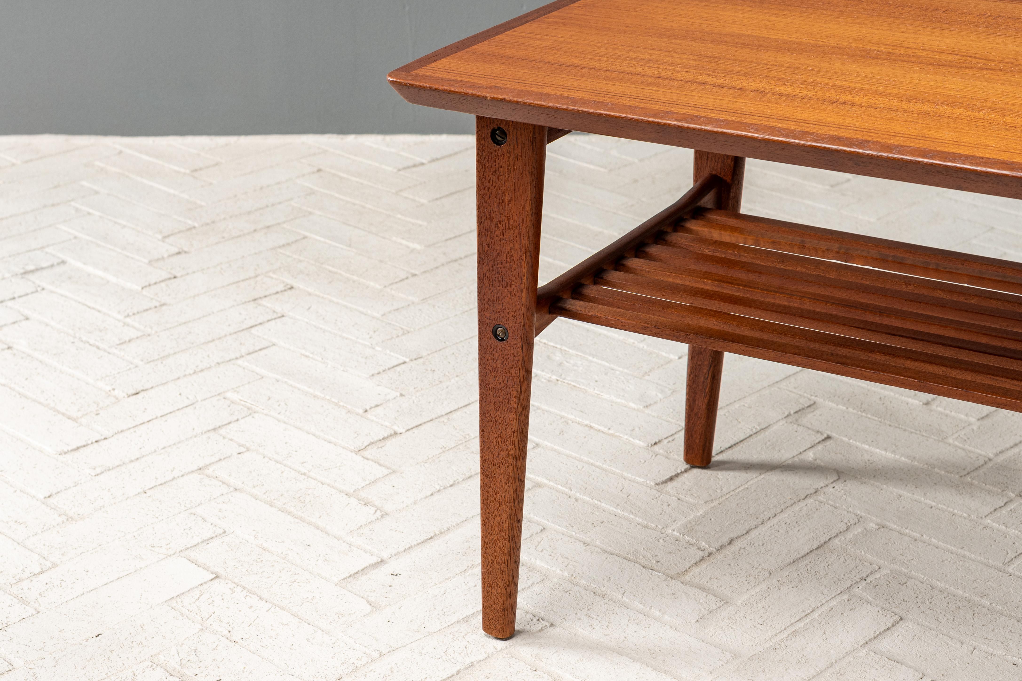 Metà XX secolo Coppia di tavolini danesi in teak in vendita