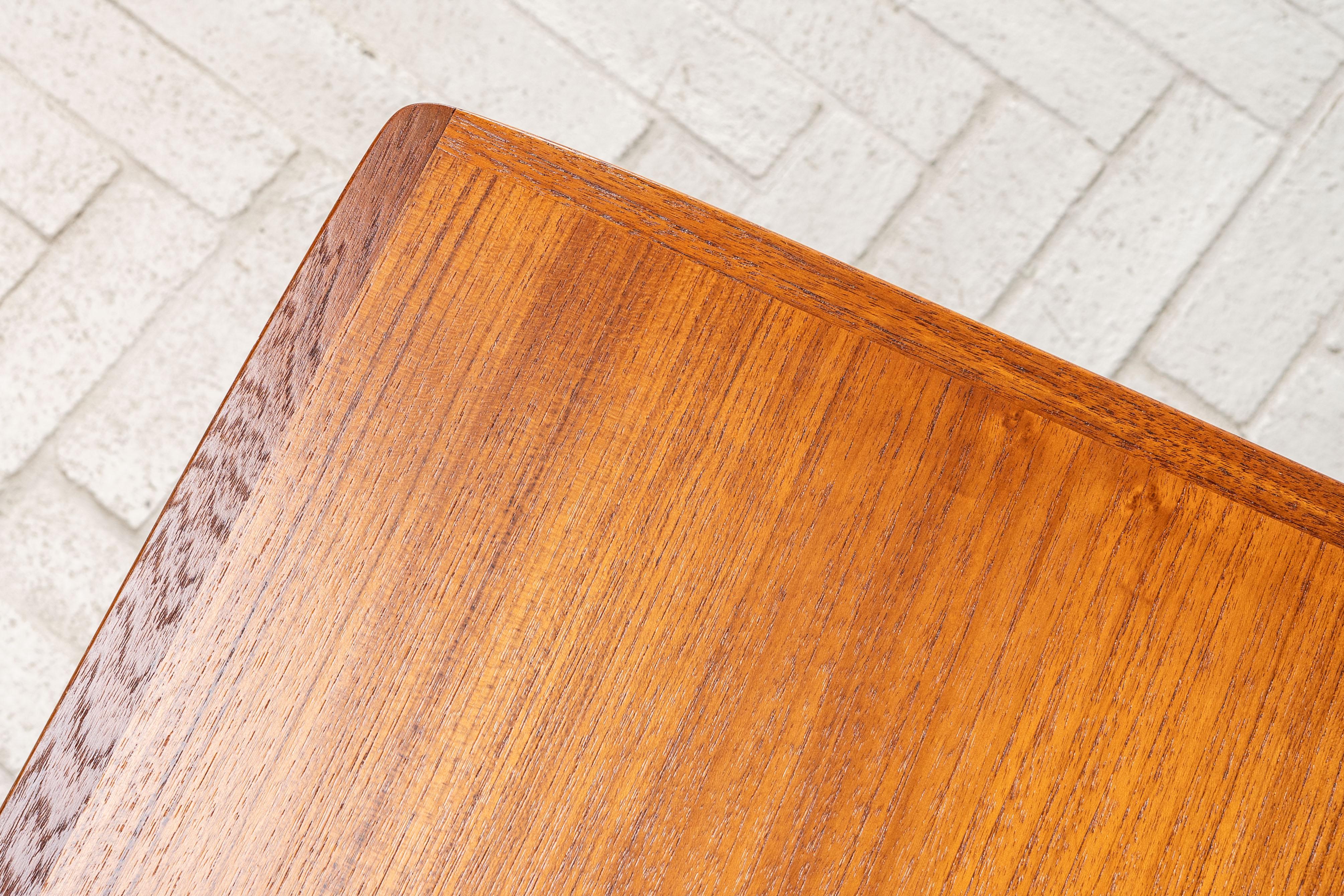 Coppia di tavolini danesi in teak in vendita 2