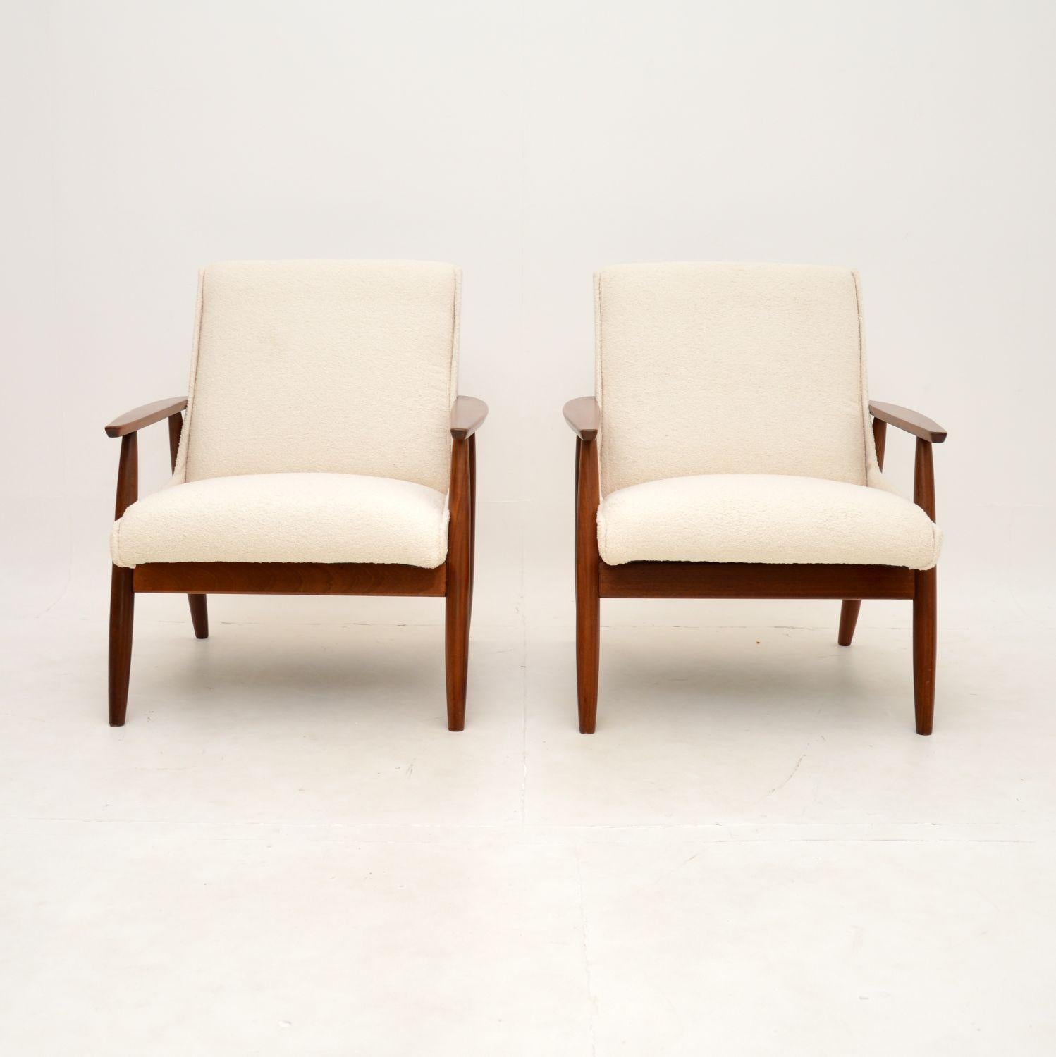 Une superbe paire de fauteuils vintage danois. Elles sont à la manière d'Arne Vodder, nous ne sommes pas tout à fait sûrs de qui les a conçues, mais elles ont été fabriquées au Danemark et datent des années 1960.

Ils sont très confortables et