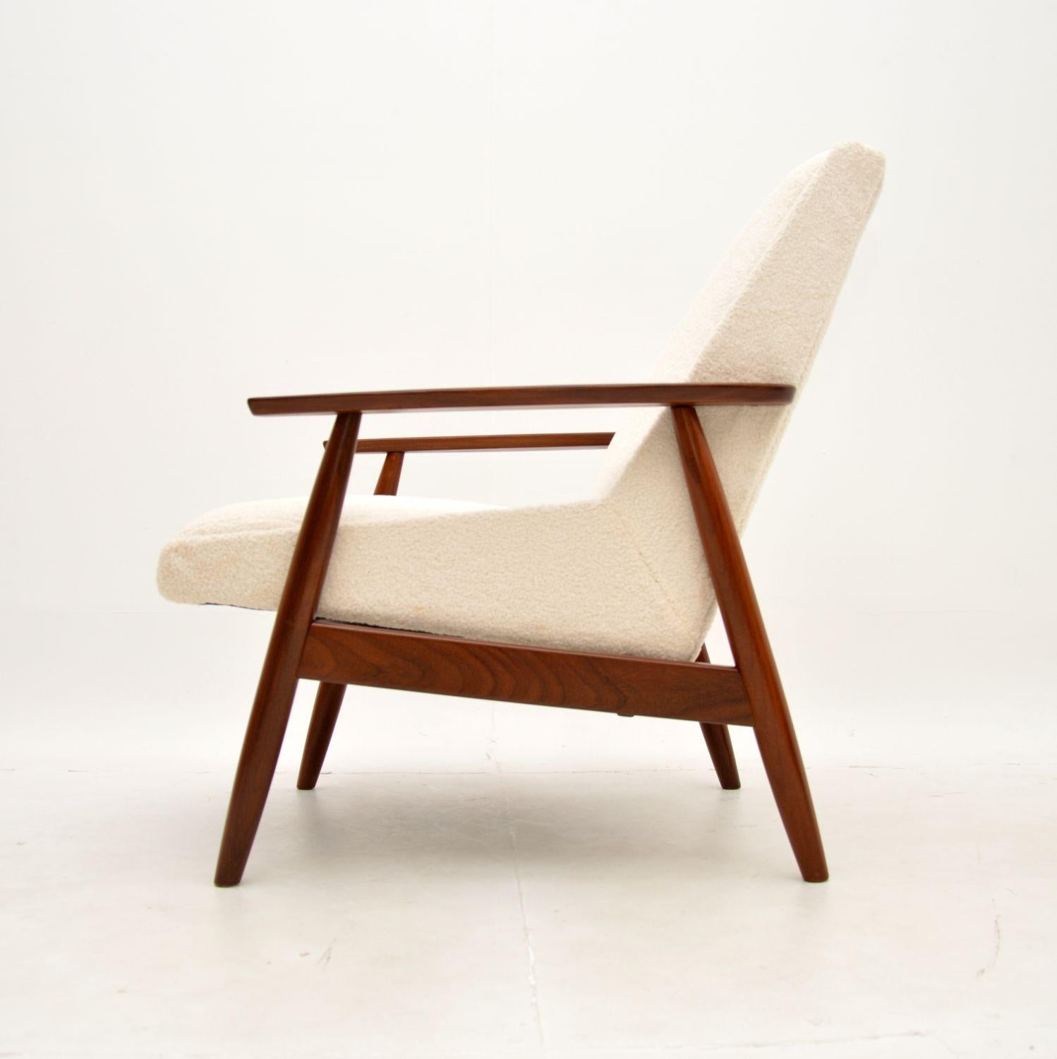 Bouclé Paire de fauteuils danois vintage dans le style d'Arne Vodder en vente