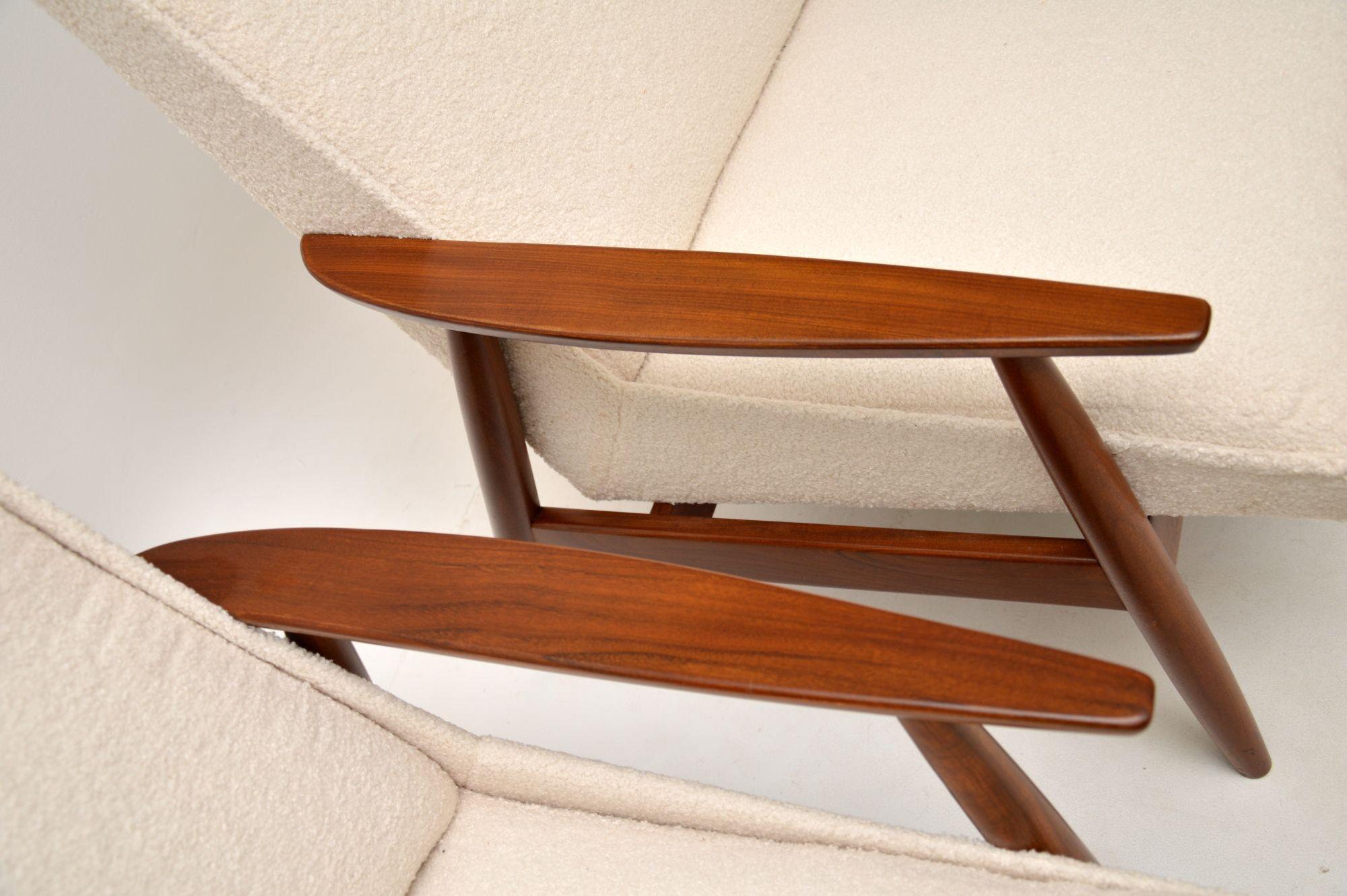 Paire de fauteuils danois vintage dans le style d'Arne Vodder en vente 2