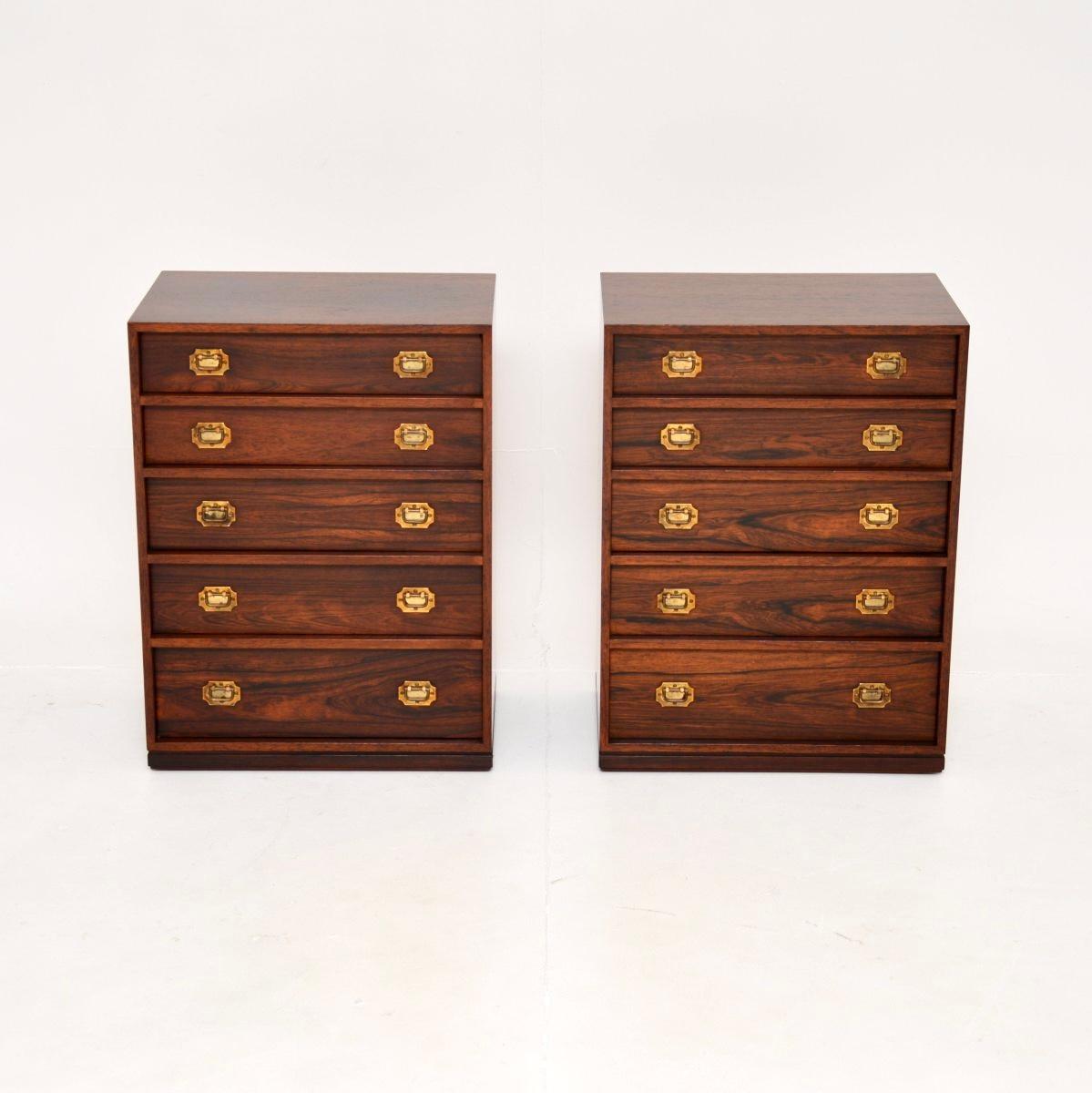 Une paire élégante et extrêmement rare de tables de chevet vintage danoises par Henning Korch. Il s'agit du coffre modèle 103 