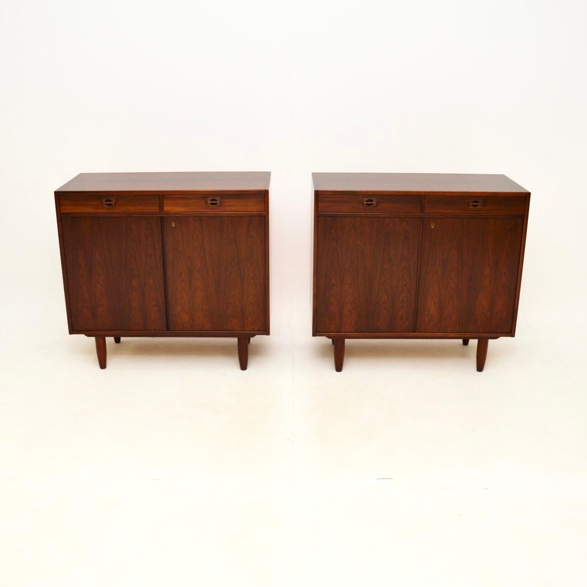 Una splendida coppia di armadi vintage danesi. Sono stati prodotti in Danimarca negli anni '60 e recentemente li abbiamo importati direttamente dalla Danimarca.

Sono di una qualità assolutamente straordinaria, con una splendida tonalità di colore e