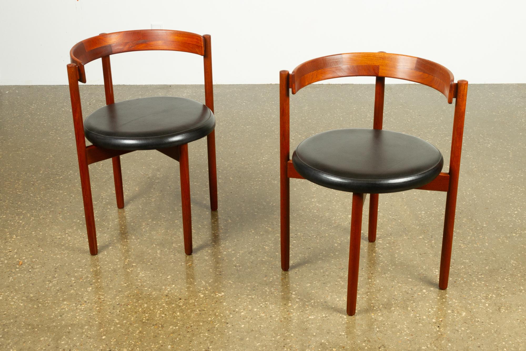 Pair of Danish vintage chairs by Hugo Frandsen, 1960s
Rare set of two Mid-Century Modern armchairs by Danish architect Hugo Frandsen. Circular design with round seats in original leatherette upholstery. Round straight legs and wide curved back and