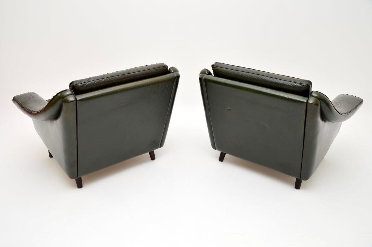 Milieu du XXe siècle Paire de fauteuils Matador danois vintage en cuir par Aage Christiansen en vente
