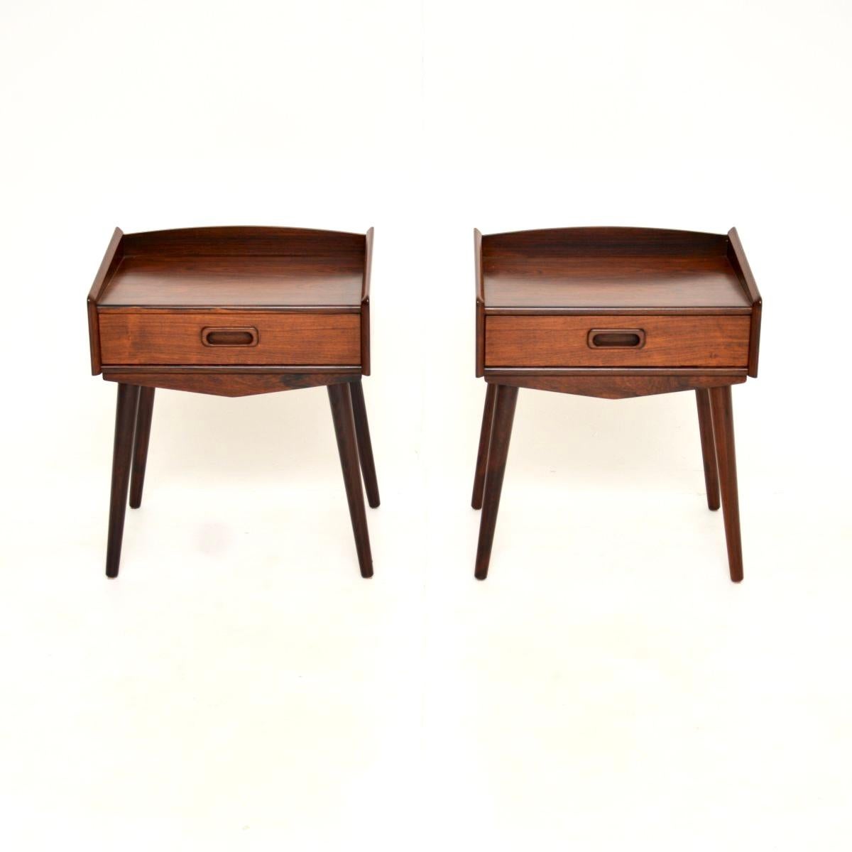 Une magnifique paire de tables de chevet Danish Vintage midcentury. Récemment importées du Danemark, elles datent des années 1960.

La qualité est exceptionnelle, ils sont magnifiquement conçus et sont d'une taille réduite et utile. Elles reposent