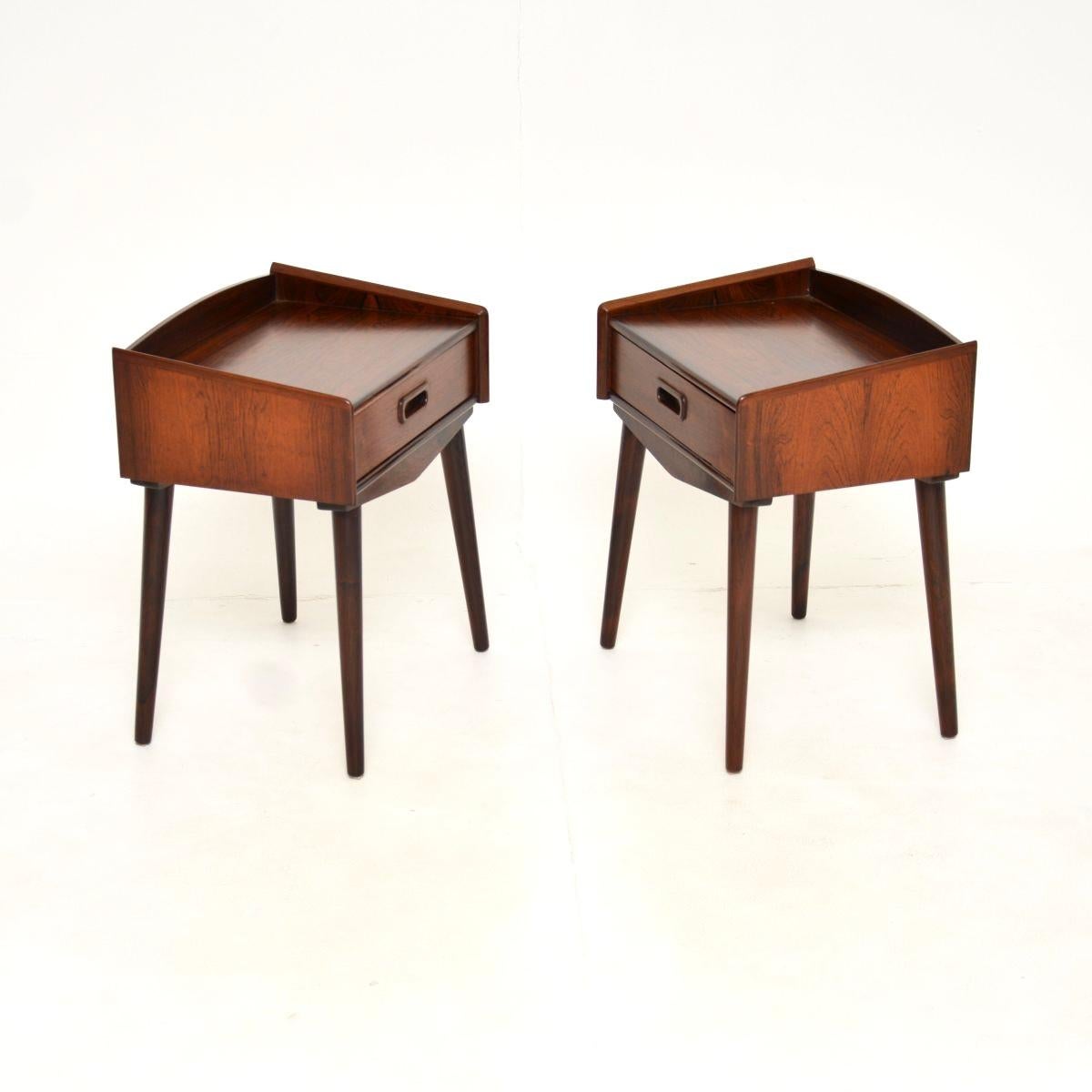 Mid-Century Modern Paire de tables de chevet danoises Vintage Midcentury en vente