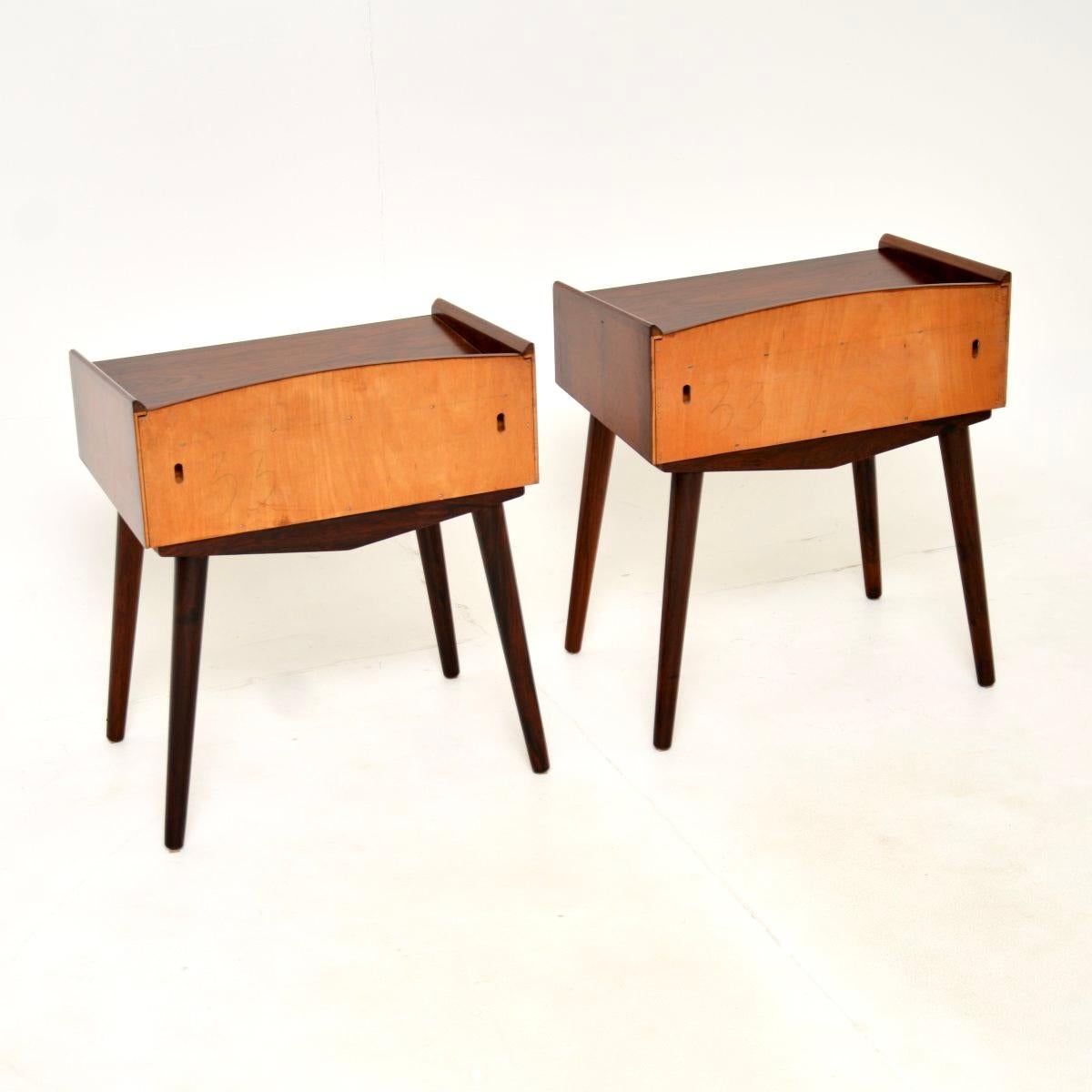 Paire de tables de chevet danoises Vintage Midcentury Bon état - En vente à London, GB