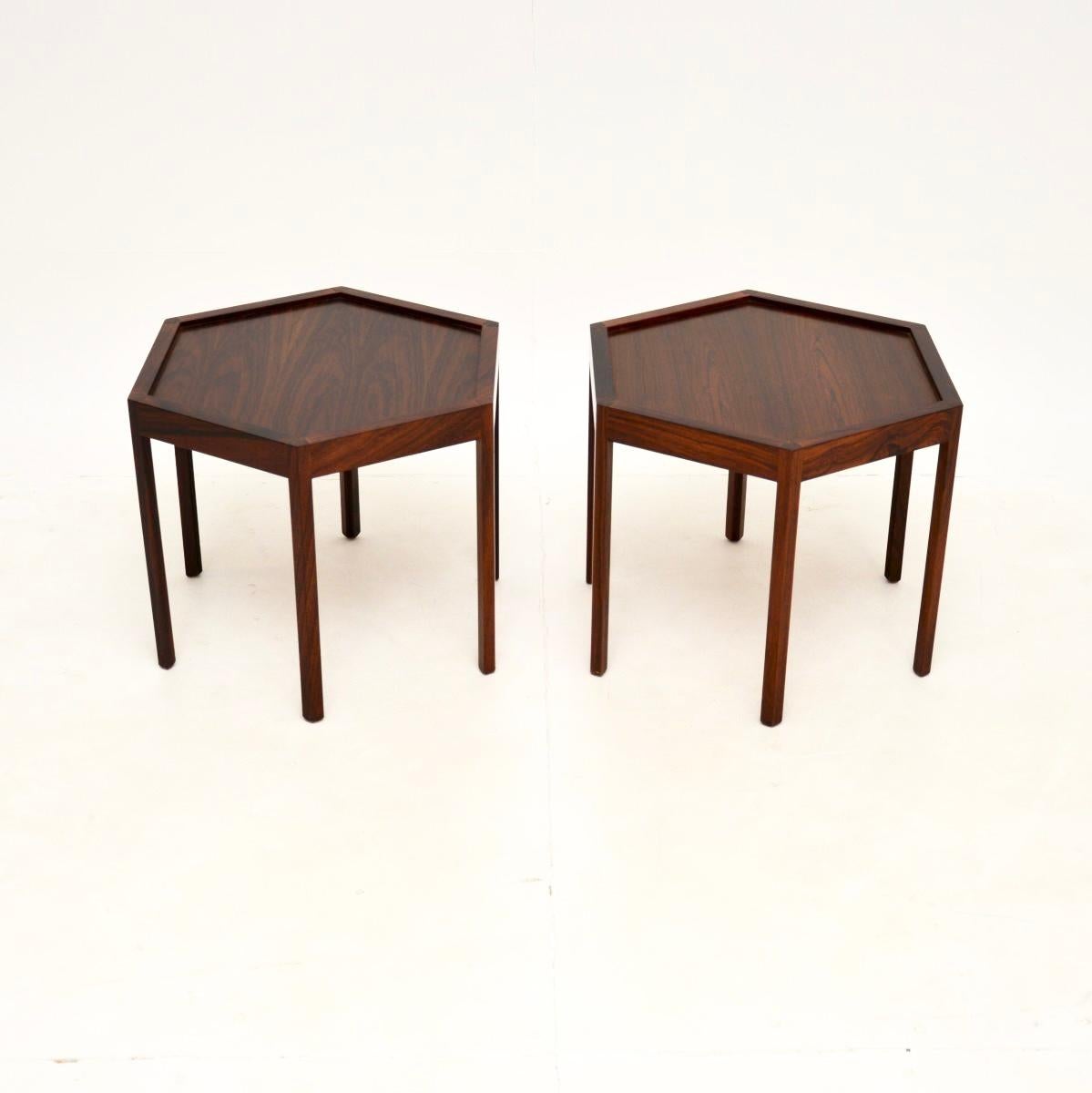 Un par de mesas auxiliares danesas vintage, muy elegantes y poco comunes, de Hans C. Andersen para Artex. Se fabricaron en Dinamarca, datan de la década de 1960.

La calidad es extraordinaria, están muy bien construidos y tienen un tamaño precioso.