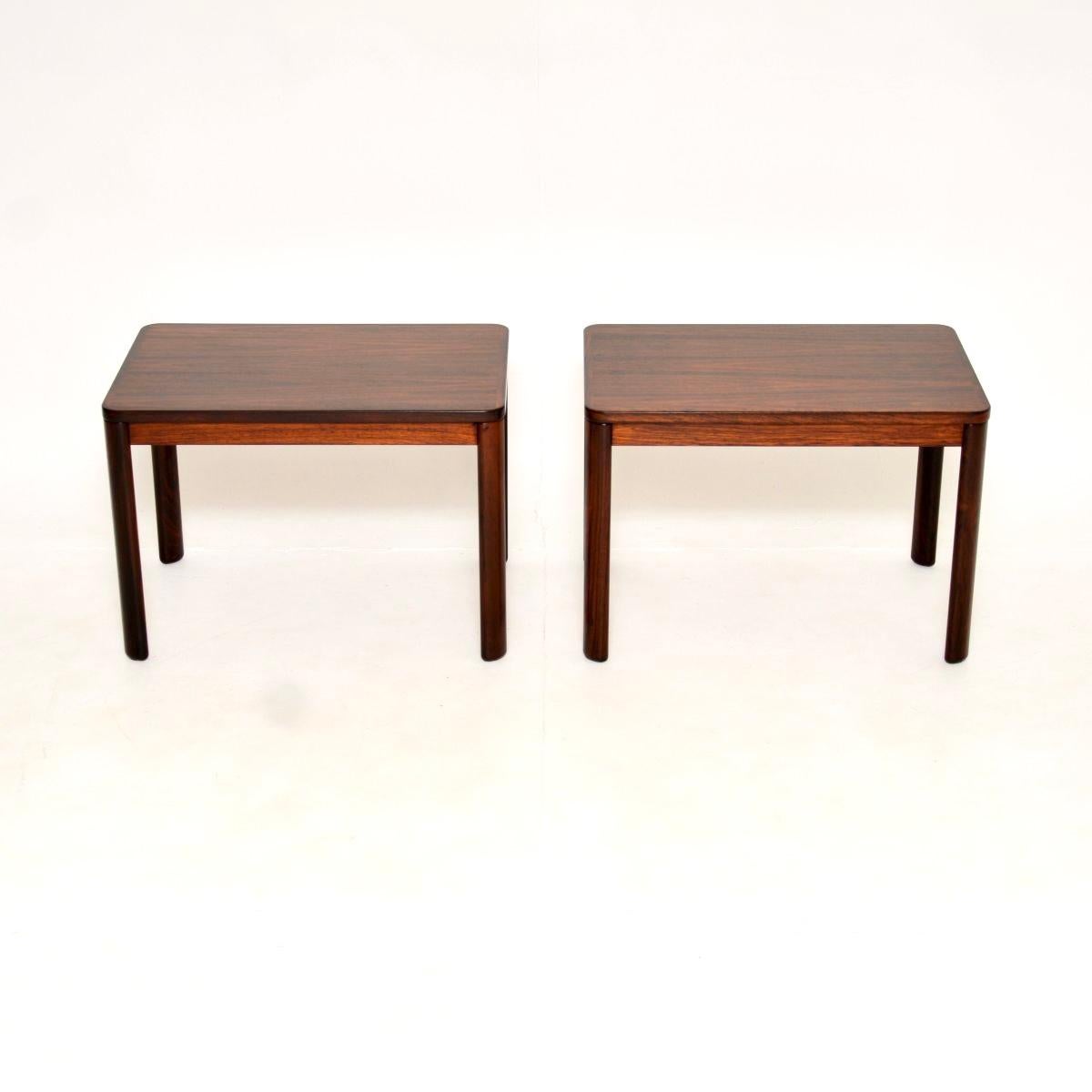 Un par de mesas auxiliares danesas vintage, elegantes y muy bien fabricadas, que datan de la década de 1960.

Son de gran calidad y tienen un diseño elegante y sencillo. La madera tiene preciosos tonos de color y veteados, son de un tamaño muy útil