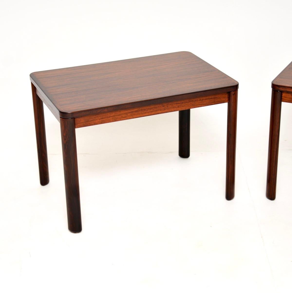Pareja de mesas auxiliares danesas de época Moderno de mediados de siglo en venta
