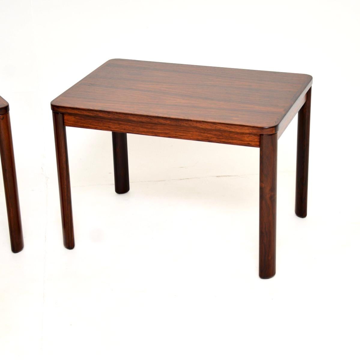 Pareja de mesas auxiliares danesas de época Danés en venta