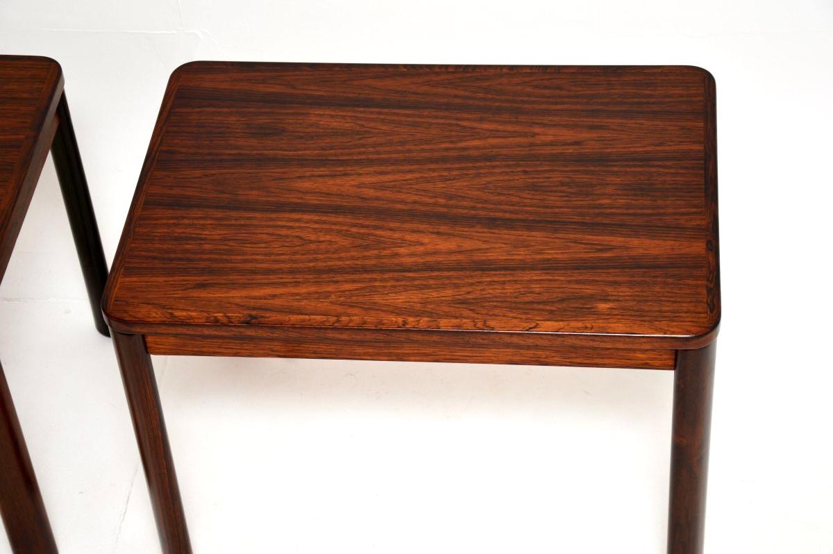 Pareja de mesas auxiliares danesas de época Madera en venta