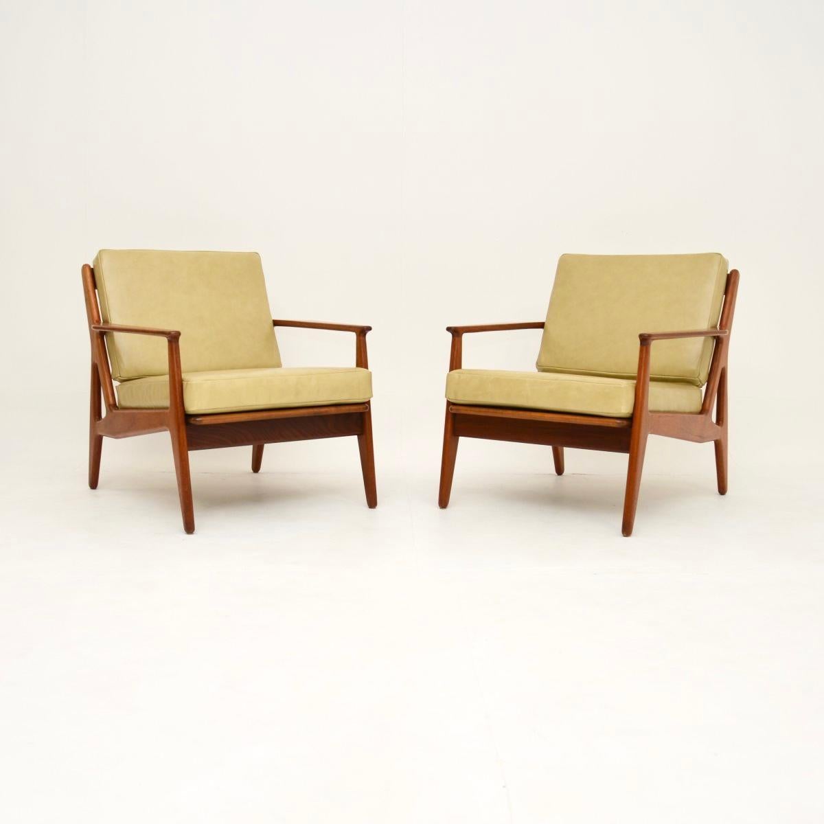 Una coppia elegante ed estremamente ben fatta di poltrone vintage danesi in teak e pelle di Arne Vodder, risalenti agli anni '60.

La qualità è eccezionale, il design è splendido e l'aspetto è fantastico da tutte le angolazioni. I telai in teak