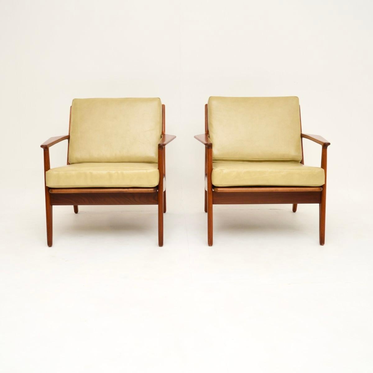 Mid-Century moderno Coppia di poltrone danesi vintage in teak e pelle di Arne Vodder in vendita