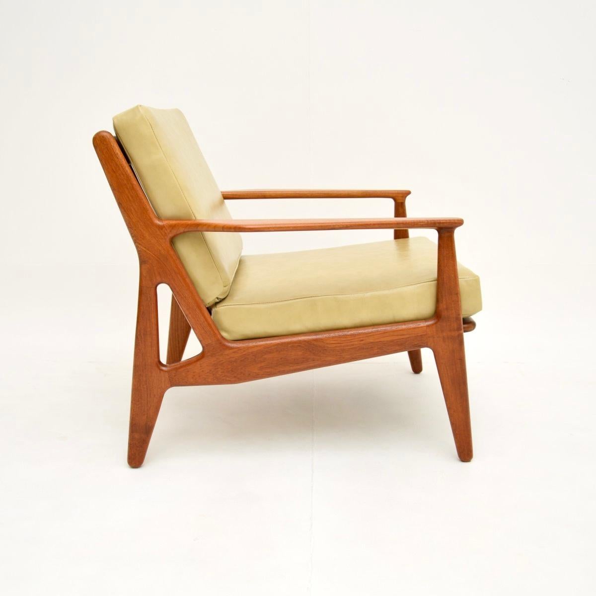 Danese Coppia di poltrone danesi vintage in teak e pelle di Arne Vodder in vendita