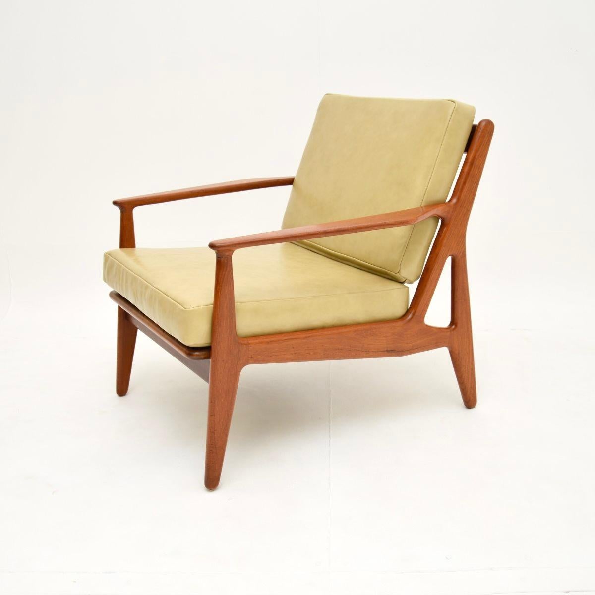 Coppia di poltrone danesi vintage in teak e pelle di Arne Vodder In condizioni buone in vendita a London, GB