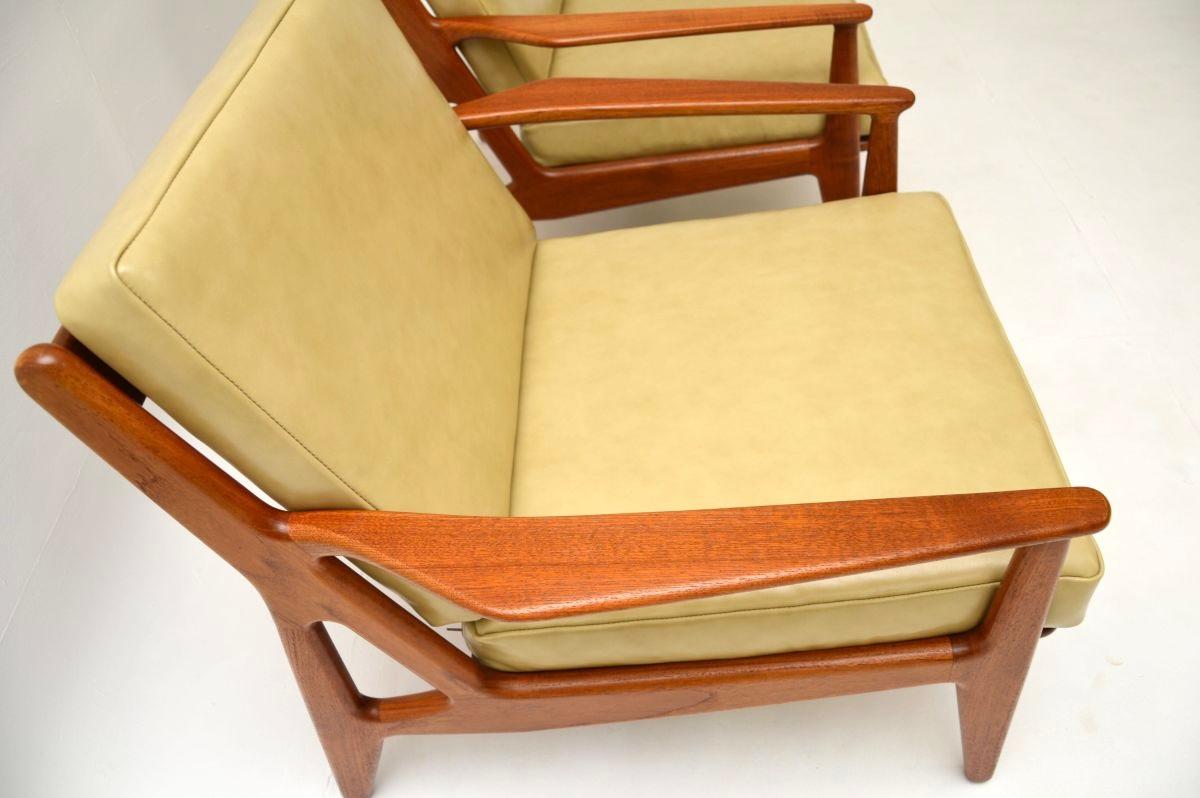 Metà XX secolo Coppia di poltrone danesi vintage in teak e pelle di Arne Vodder in vendita