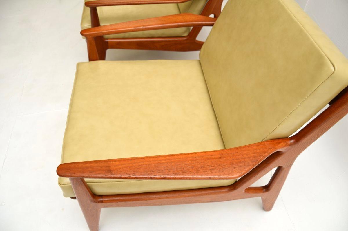Pelle Coppia di poltrone danesi vintage in teak e pelle di Arne Vodder in vendita