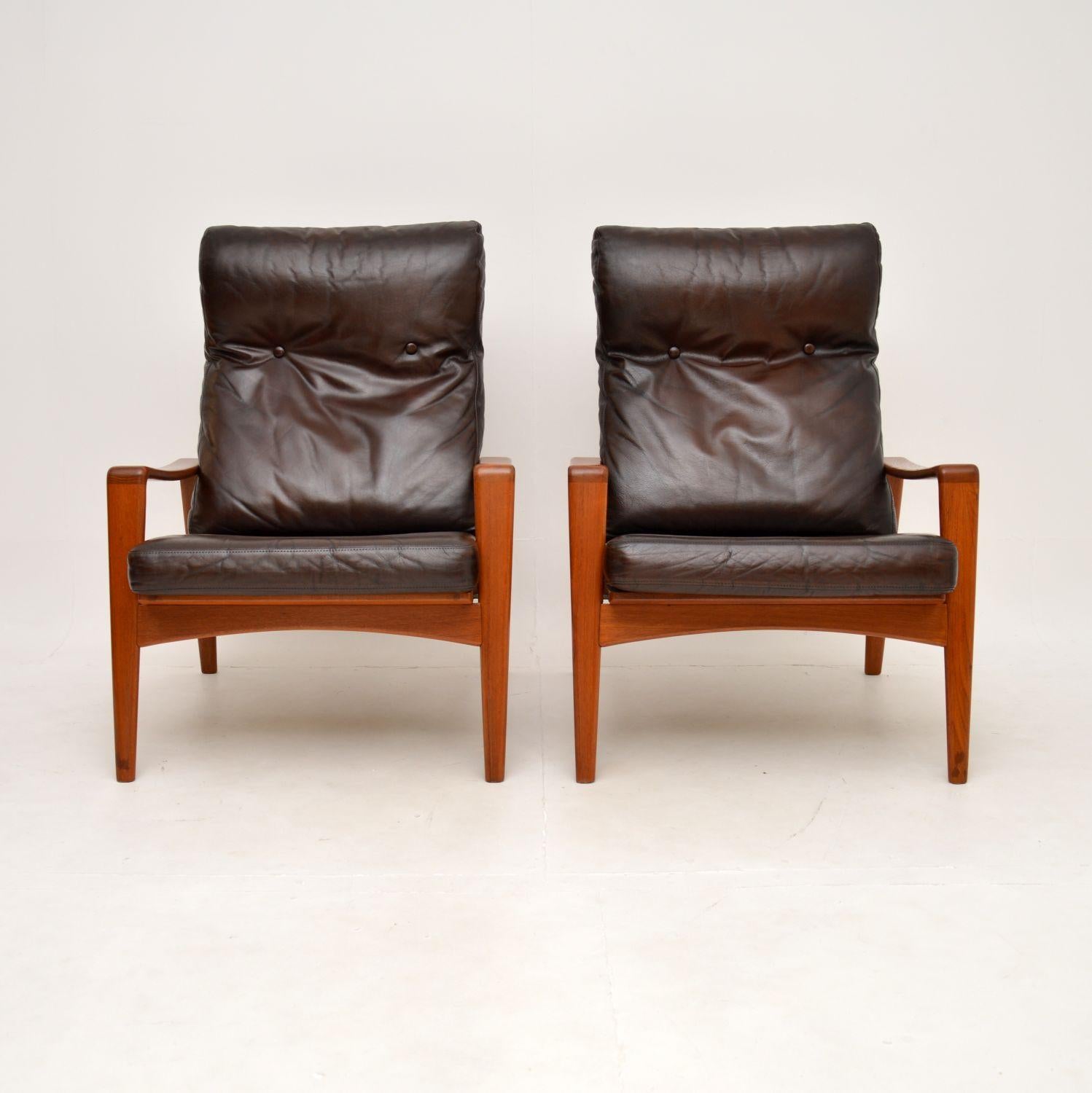 Une paire de fauteuils vintage danois en teck et cuir par Arne Wahl Iversen, élégante et extrêmement confortable. Fabriqués au Danemark par Komfort, ils datent des années 1960.

La qualité est exceptionnelle, ils sont magnifiquement conçus avec de