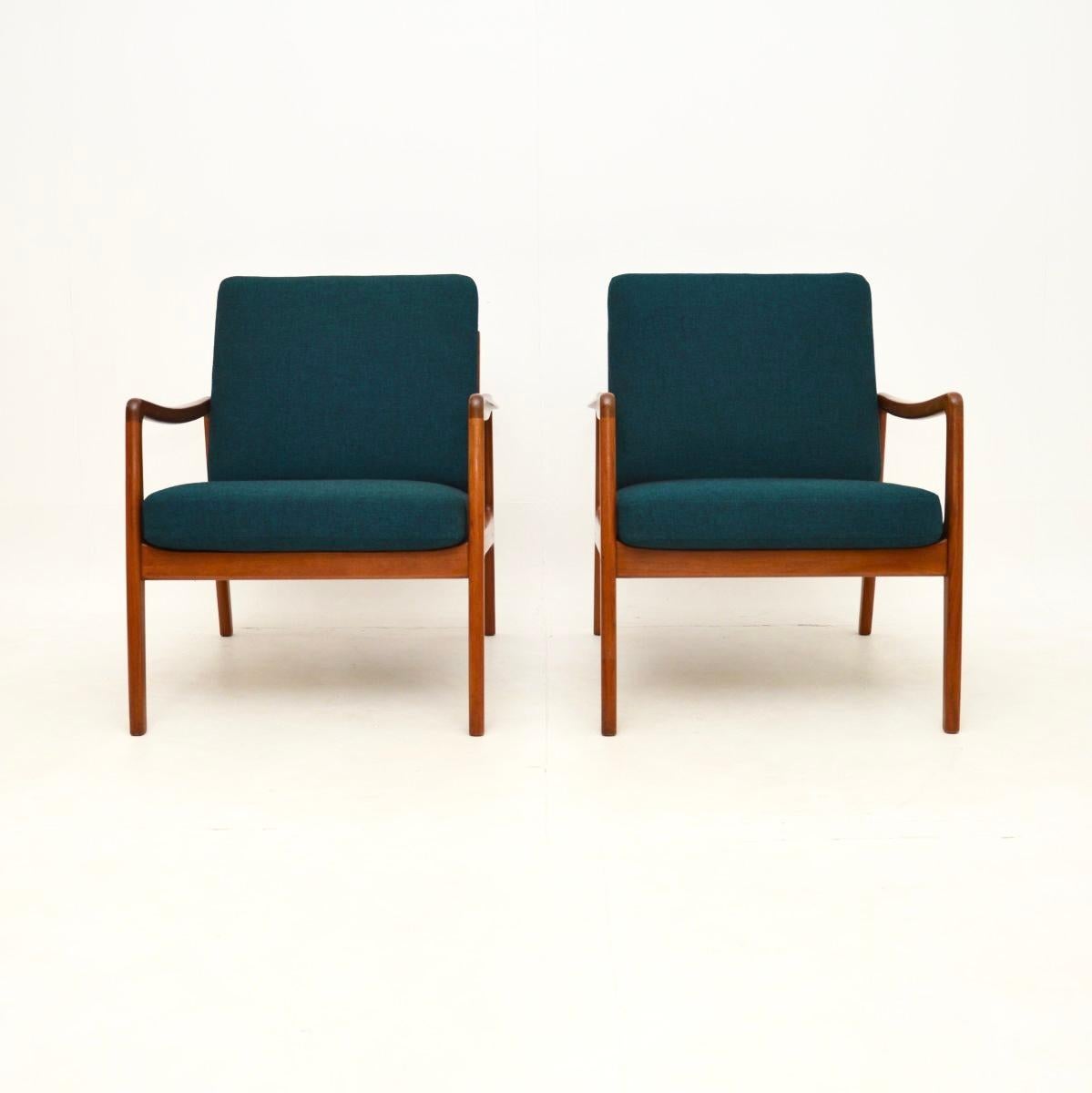 Un par de sillones daneses vintage de teca, elegantes y muy bien hechos, de Ole Wanscher. Son sillas modelo FD109 fabricadas por France Son, datan de la década de 1960.

Los marcos de teca maciza están bellamente esculpidos, tienen un aspecto