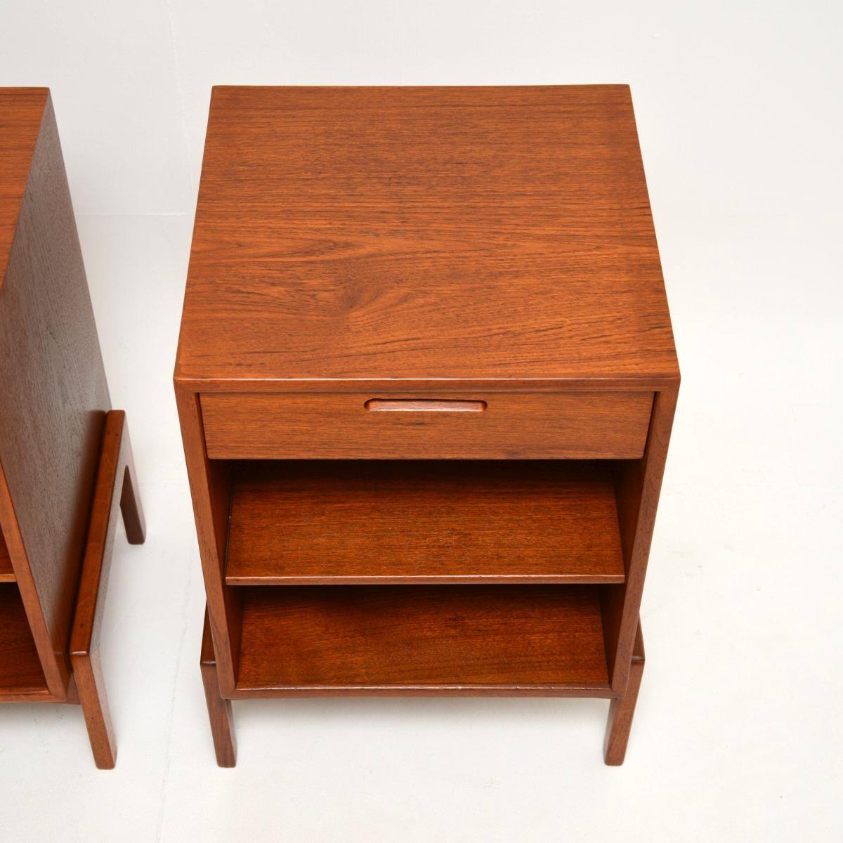 Coppia di comodini danesi in teak vintage di Ib Kofod-Larsen in vendita 3