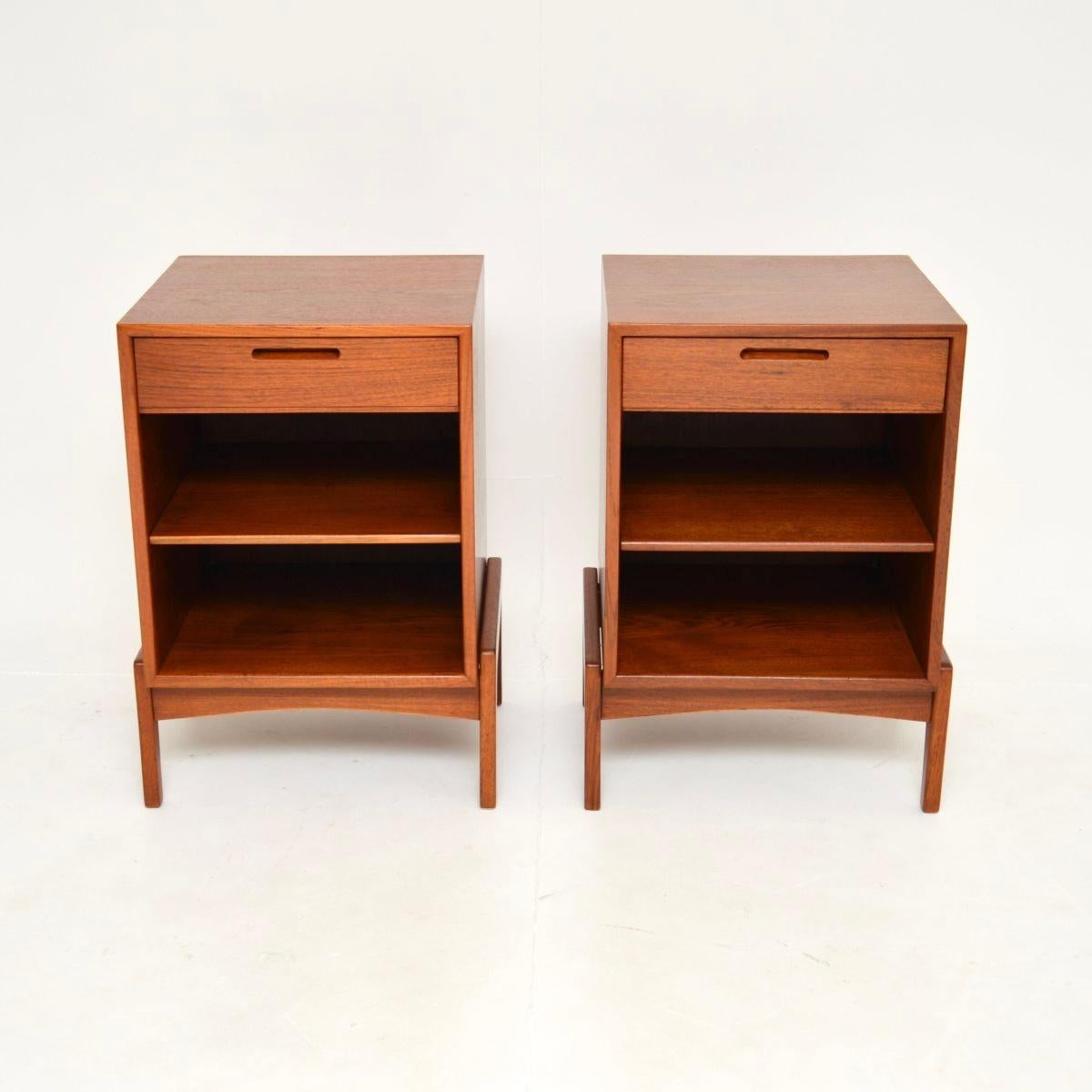 Una superba coppia di comodini vintage danesi in teak di Ib Kofod-Larsen. Sono state prodotte in Danimarca da Brande Mobelfabrik e risalgono agli anni Sessanta.

La qualità è assolutamente incredibile, il design è splendido e le dimensioni sono
