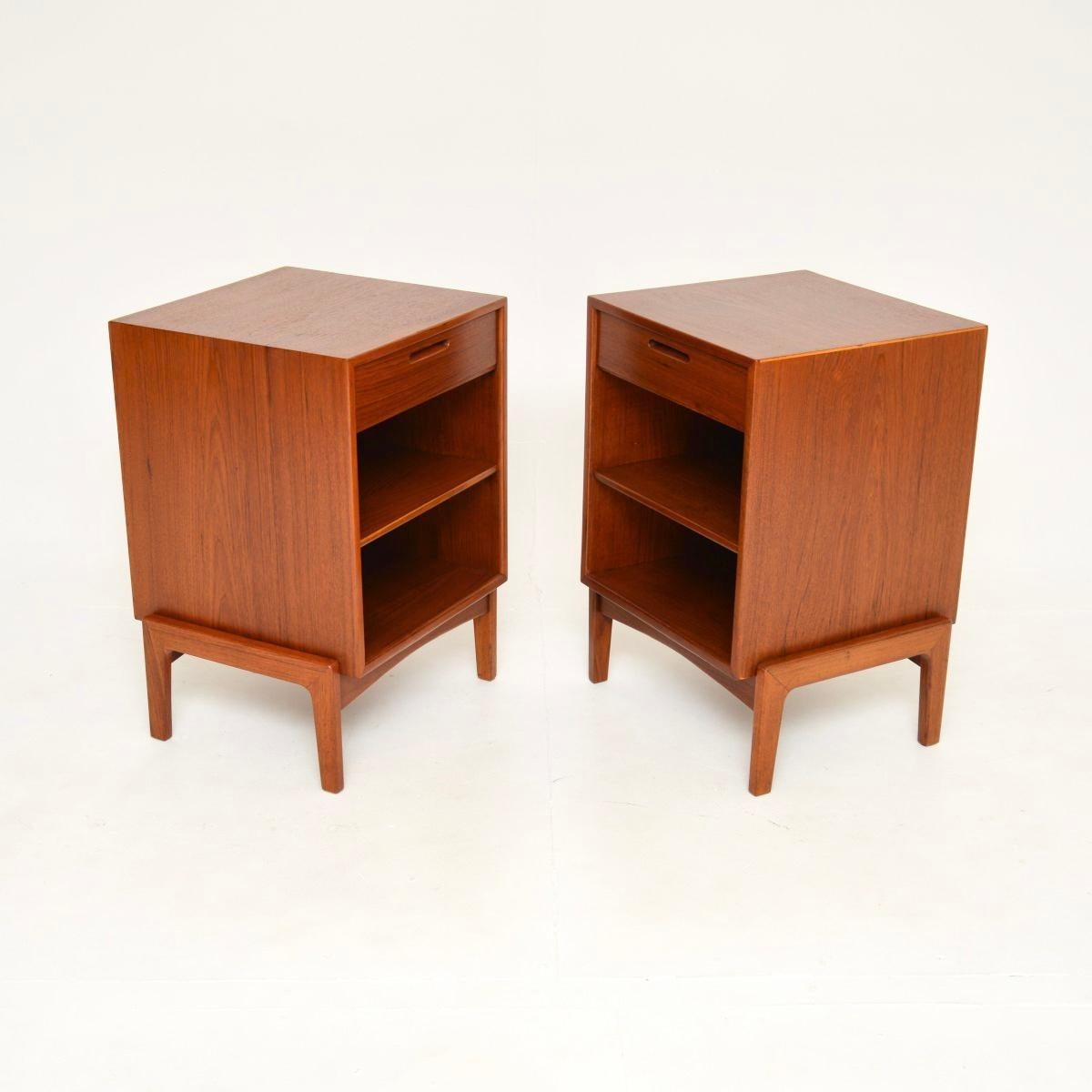 Mid-Century moderno Coppia di comodini danesi in teak vintage di Ib Kofod-Larsen in vendita