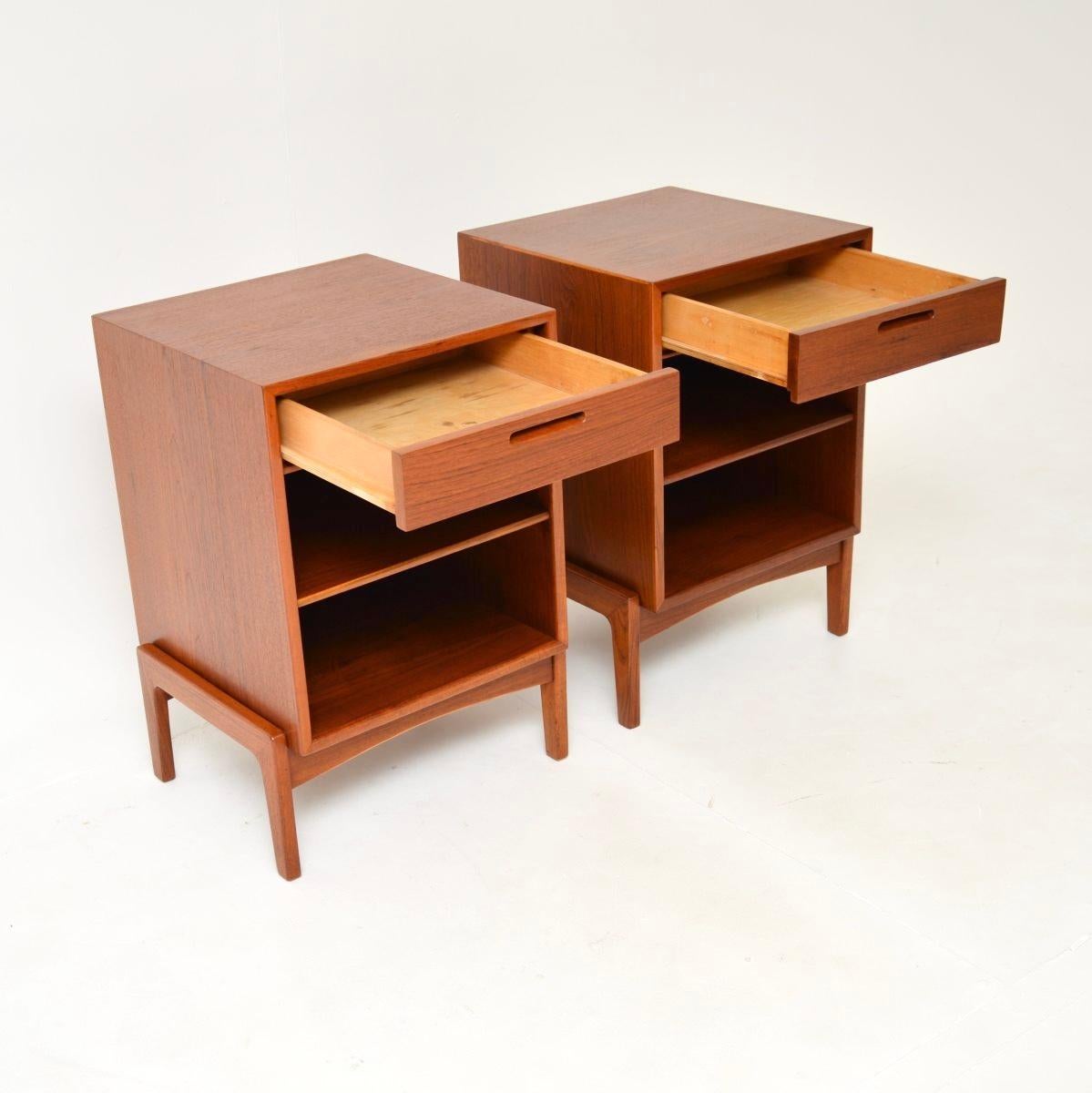 Coppia di comodini danesi in teak vintage di Ib Kofod-Larsen In condizioni buone in vendita a London, GB