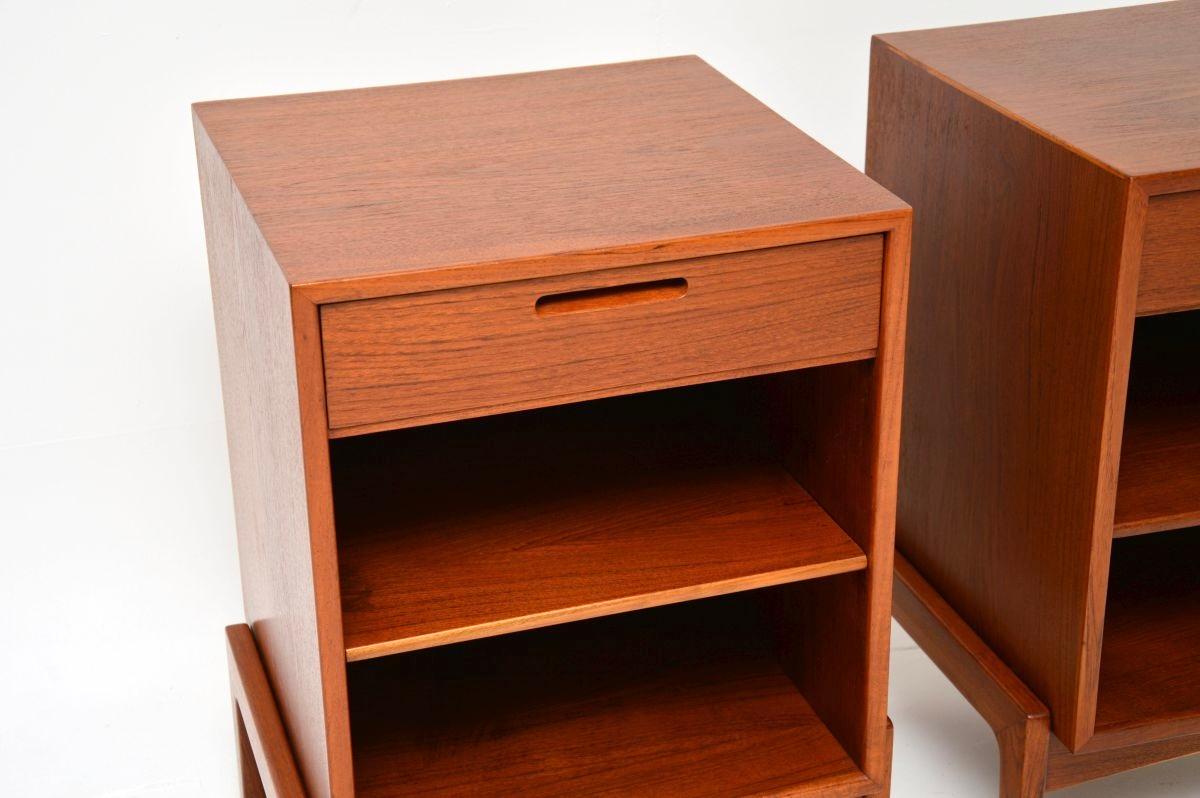 Teak Coppia di comodini danesi in teak vintage di Ib Kofod-Larsen in vendita
