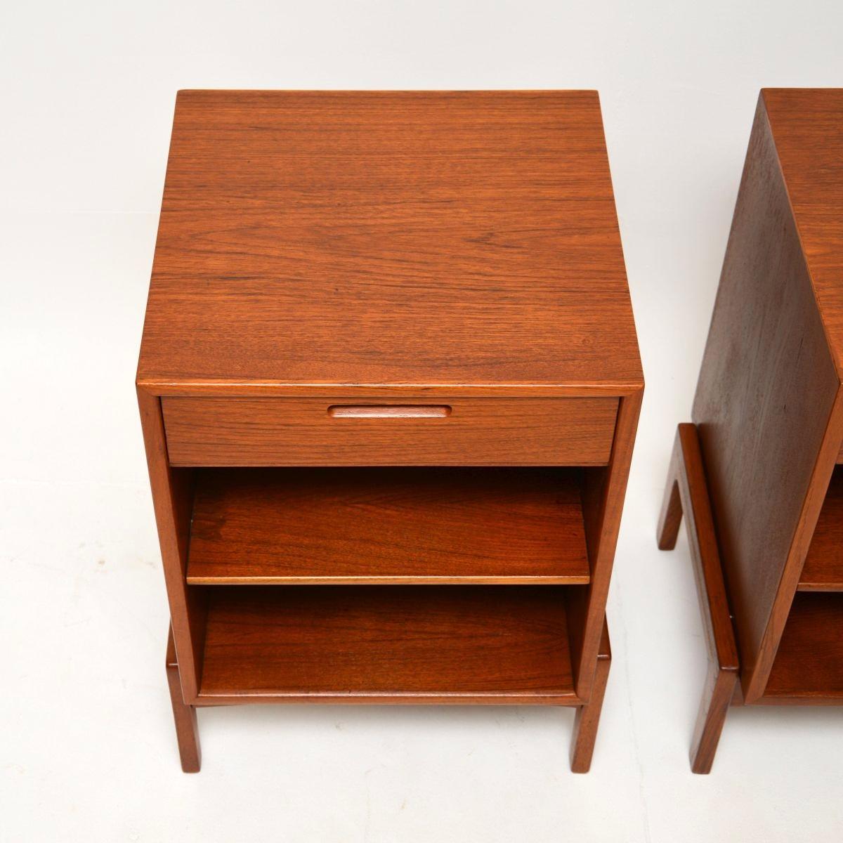 Coppia di comodini danesi in teak vintage di Ib Kofod-Larsen in vendita 2