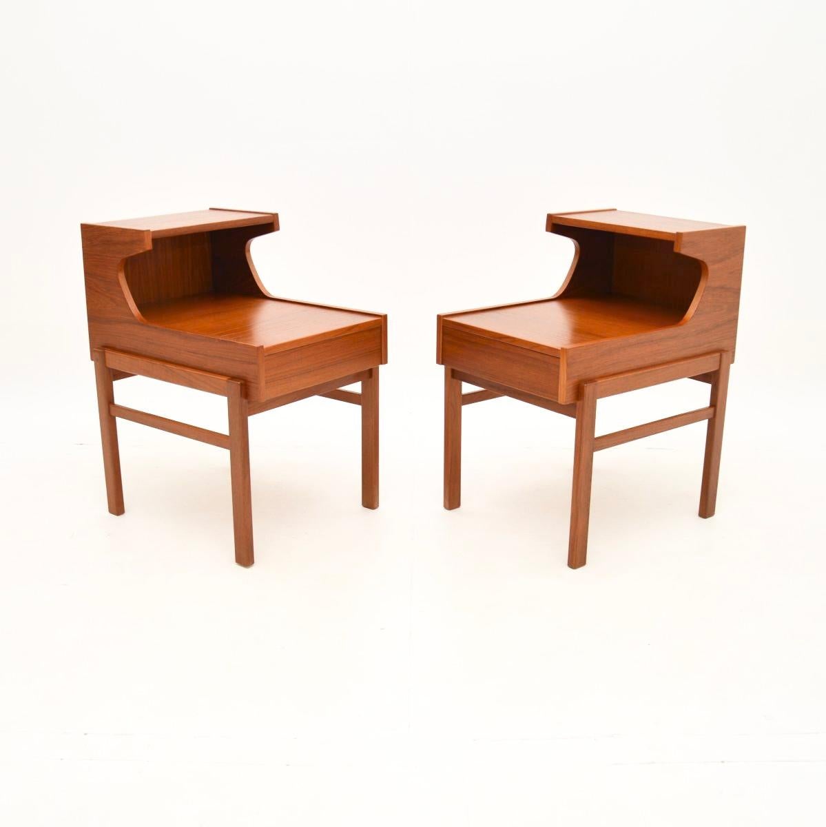 Una coppia di comodini danesi vintage in teak, eleganti e di ottima fattura, risalenti agli anni '60.

Sono di ottima qualità e hanno un design molto utile. Il teak ha una splendida tonalità di colore, sono profondi e sottili, con molto spazio per