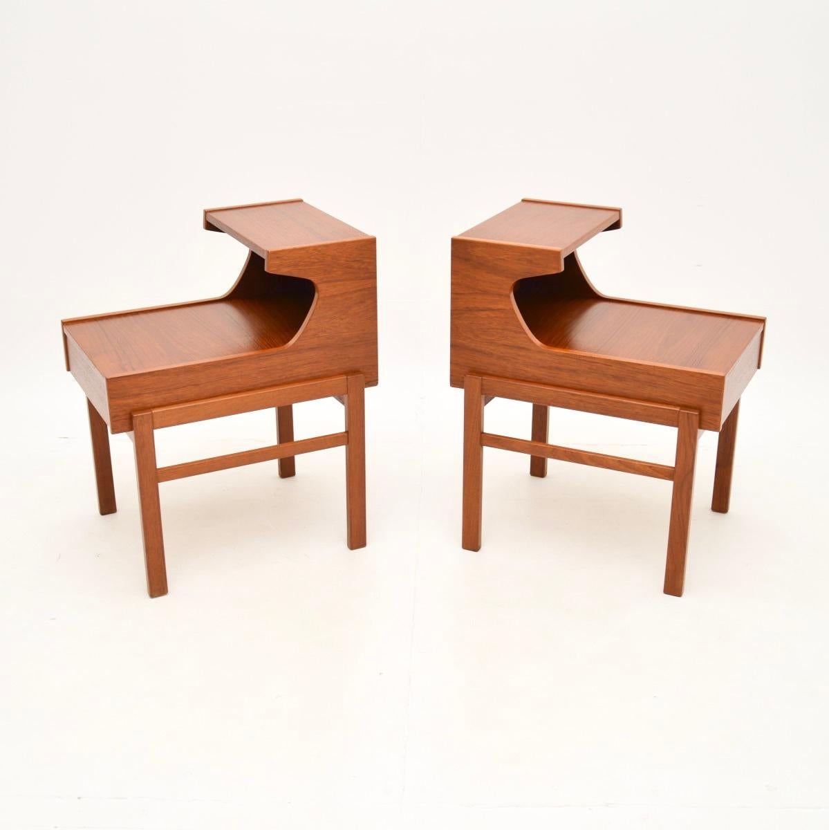 Mid-Century moderno Coppia di comodini danesi in teak d'epoca in vendita