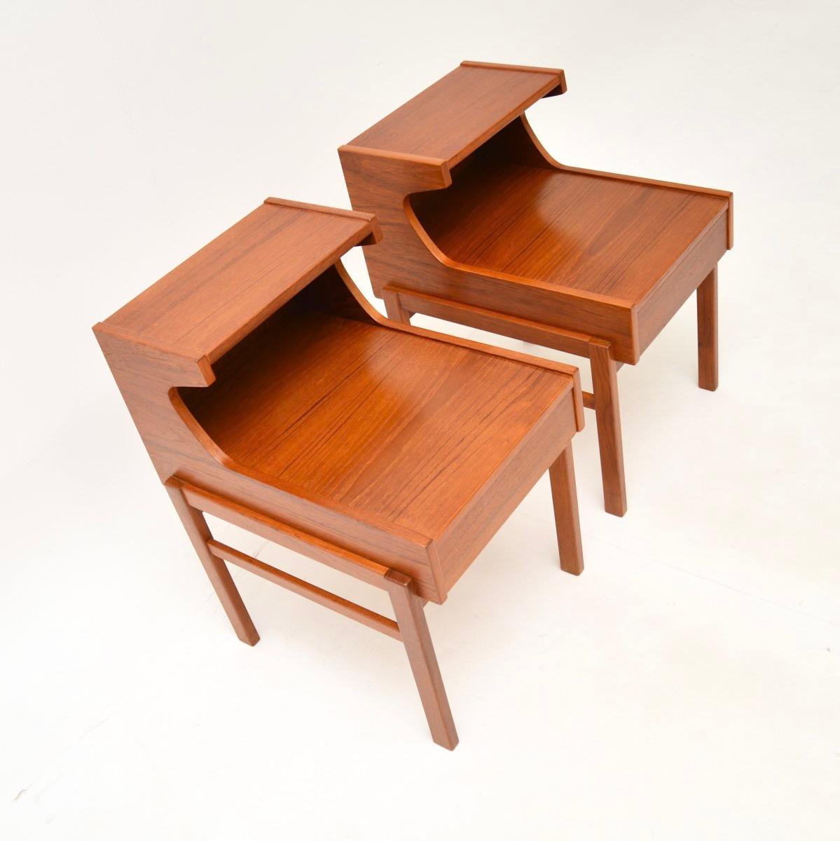 Metà XX secolo Coppia di comodini danesi in teak d'epoca in vendita