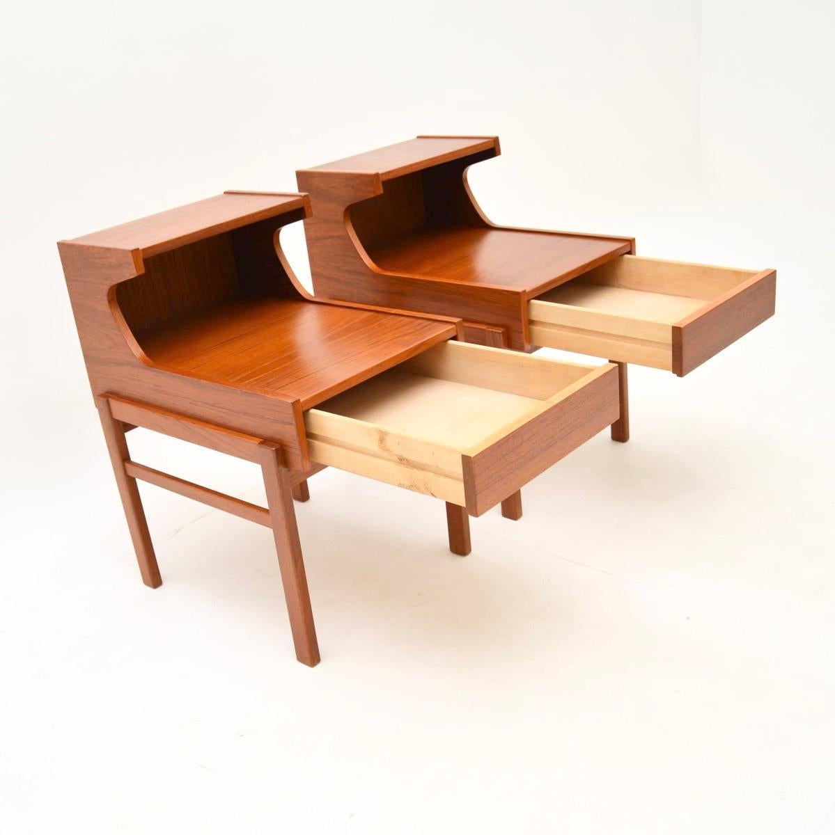 Teak Coppia di comodini danesi in teak d'epoca in vendita