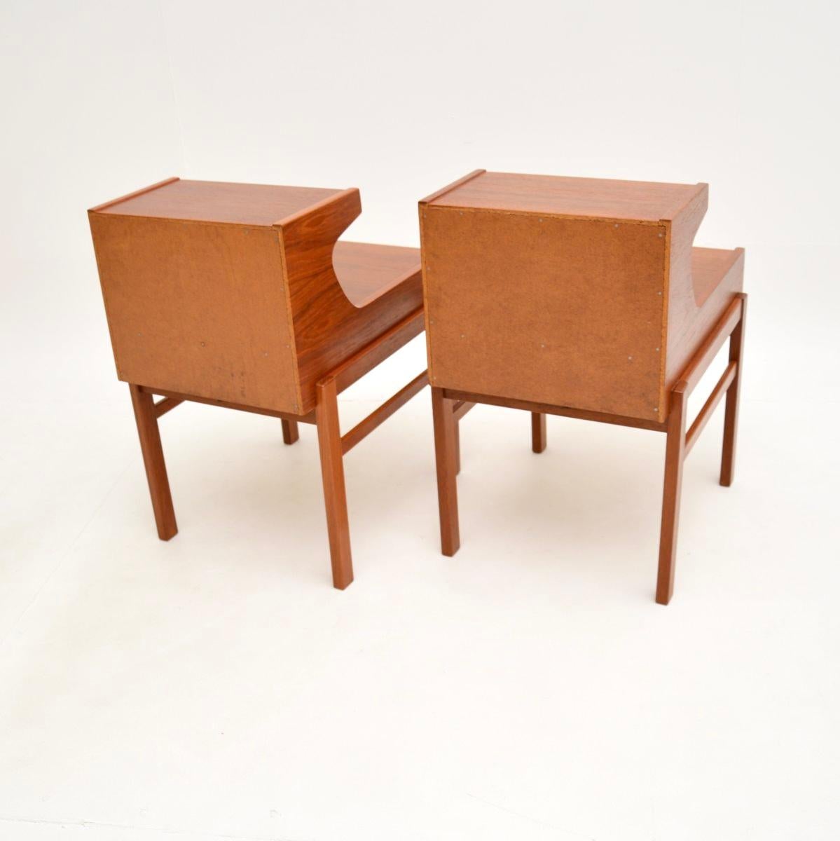 Coppia di comodini danesi in teak d'epoca in vendita 1