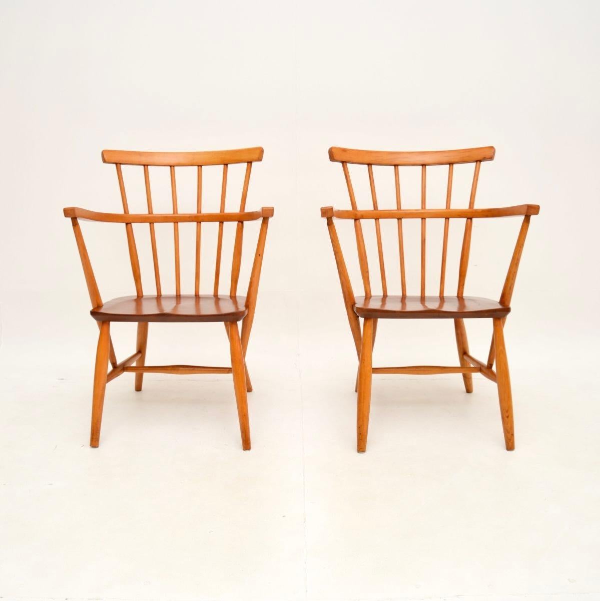 Una coppia di poltrone Windsor in teak danese vintage, eleganti e di ottima fattura, risalenti agli anni '60.

Sono di ottima qualità, con telai di faggio massiccio torniti e sedili in teak massiccio. Sono piuttosto piccole, ma anche molto comode e
