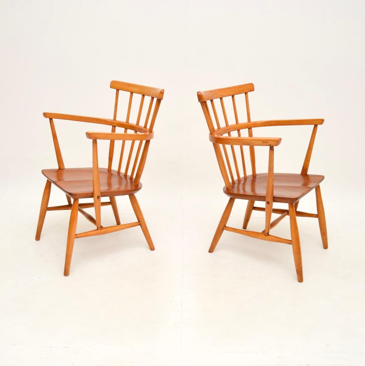 Mid-Century moderno Coppia di poltrone Windsor in teak danese d'epoca in vendita