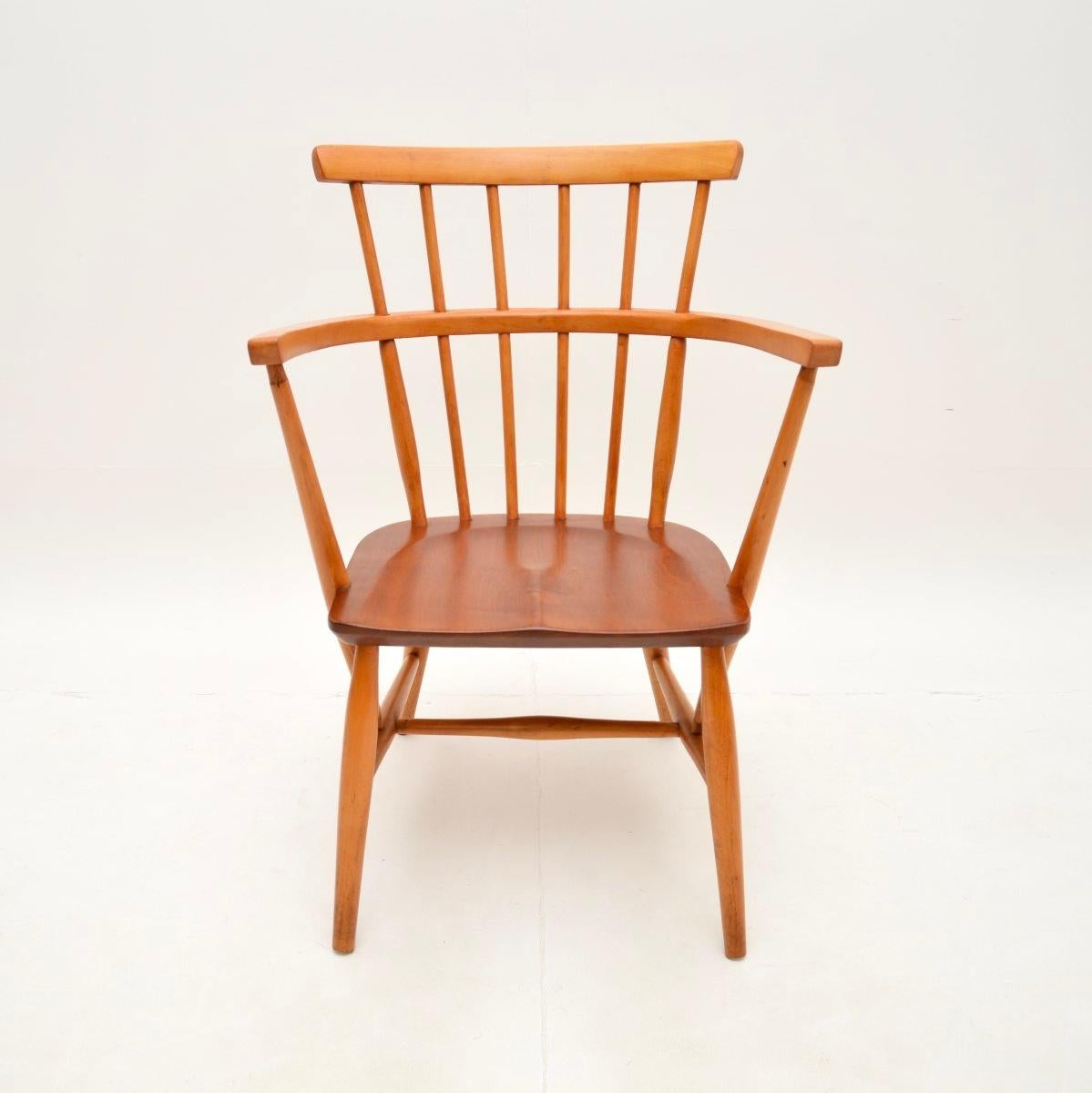 Metà XX secolo Coppia di poltrone Windsor in teak danese d'epoca in vendita