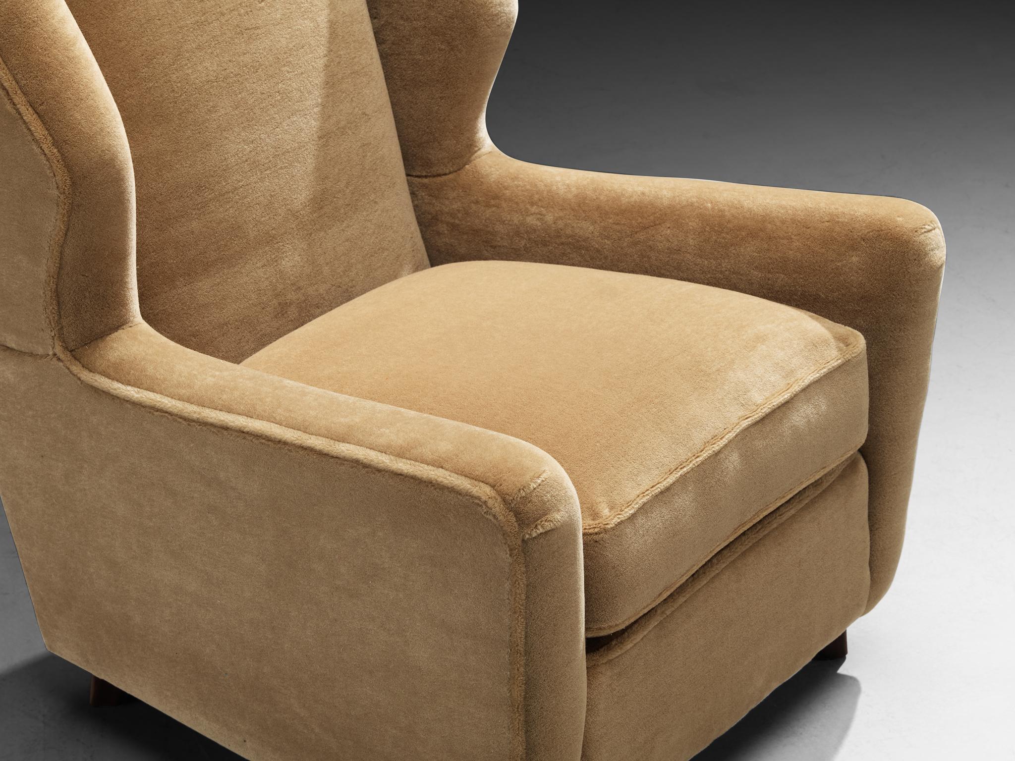Coppia di sedie Wingback danesi in mohair beige cammello in vendita 3