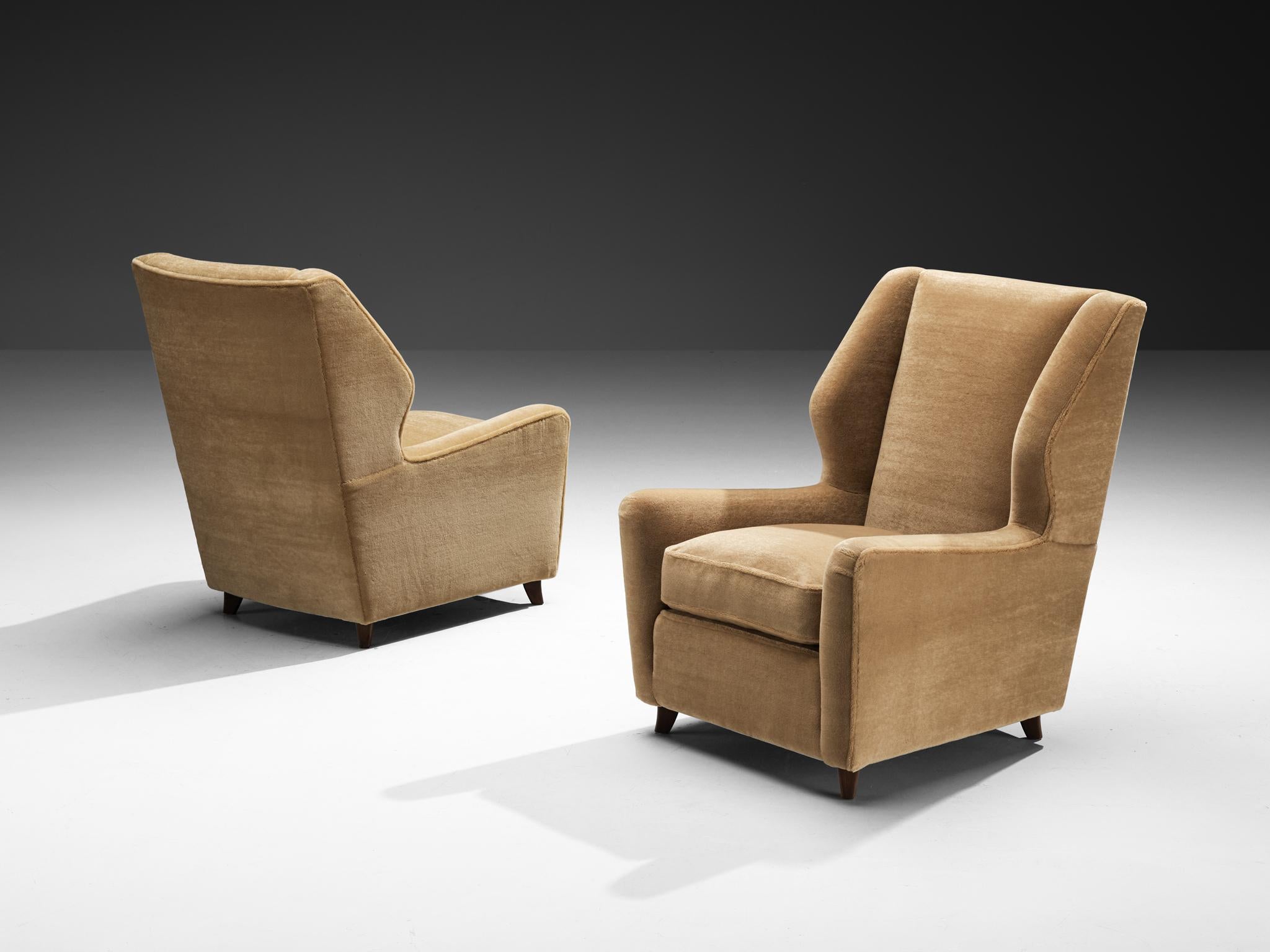 Coppia di sedie da salotto, legno, mohair, Wood, anni '50

Ingombranti poltrone danesi con una nuova imbottitura in mohair. La sedia presenta braccioli bassi e uno schienale con due ali che incorniciano delicatamente la seduta. Vista di lato, la
