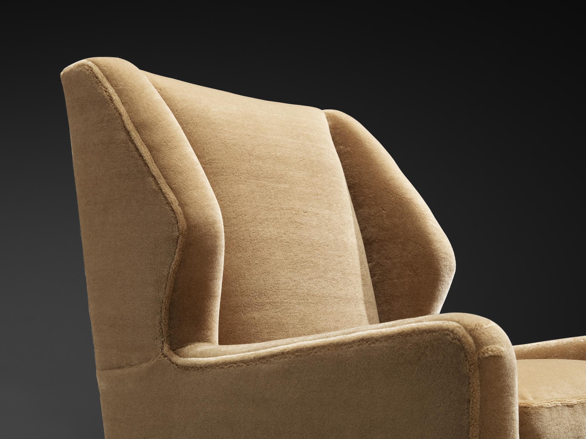 Scandinavo moderno Coppia di sedie Wingback danesi in mohair beige cammello in vendita